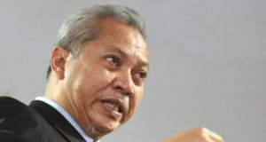 Ahli Parlimen Ketereh, Tan Sri Annuar Musa menegaskan sepatutnya Kadir menghormati penjelasan Penyimpan Mohor Besar Majlis Raja-Raja Melayu berhubung aduan SPRM itu.