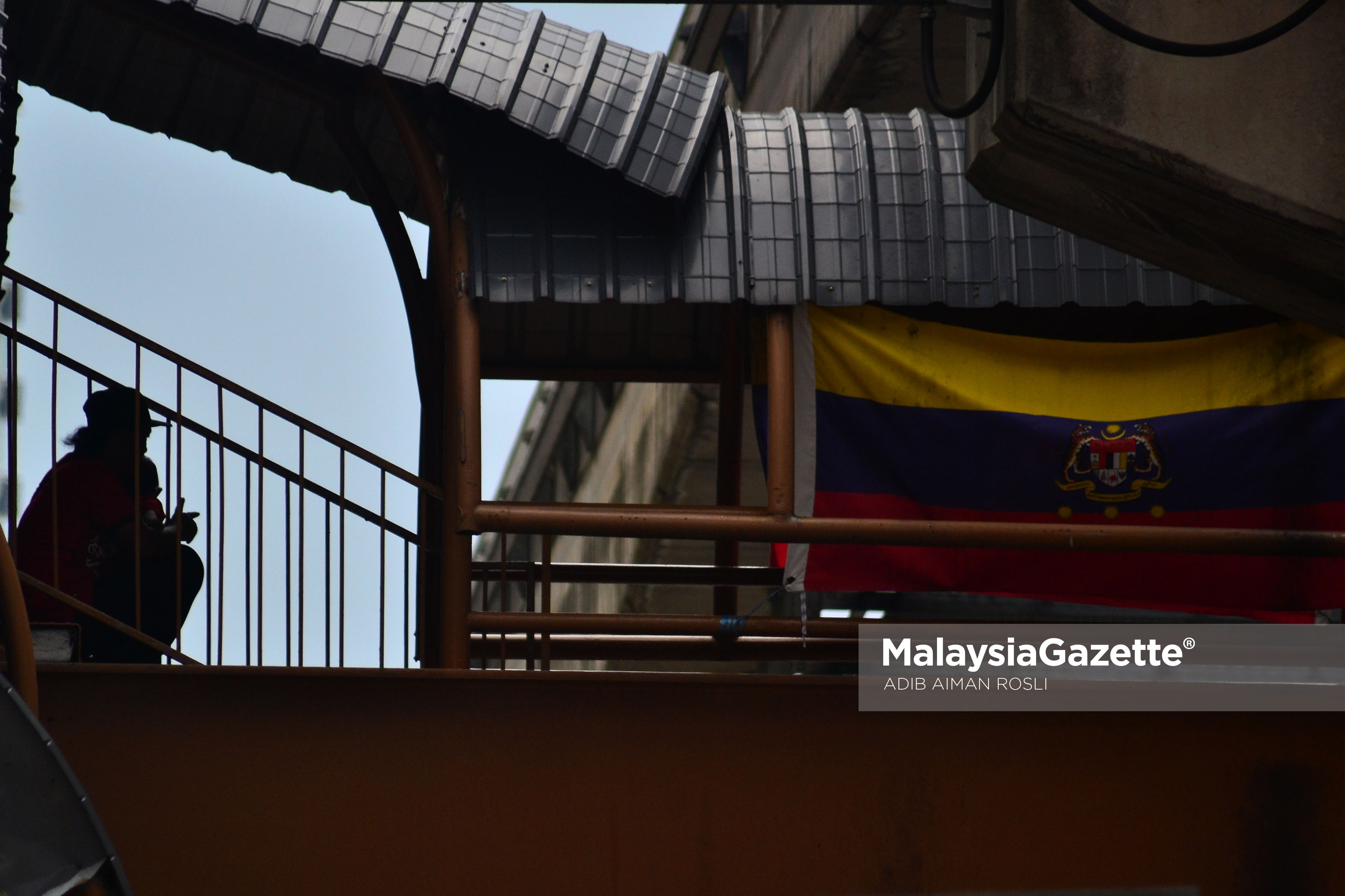 Seorang Bapa dan anak duduk berhadapan dengan Bendera Wilayah Persekutuan ketika tinjauan lensa Malaysia Gazette sempena cuti umum Hari Wilayah Persekutuan di Jalan Chow Kit, Kuala Lumpur. foto ADIB AIMAN ROSLI, 01 FEBRUARI 2017