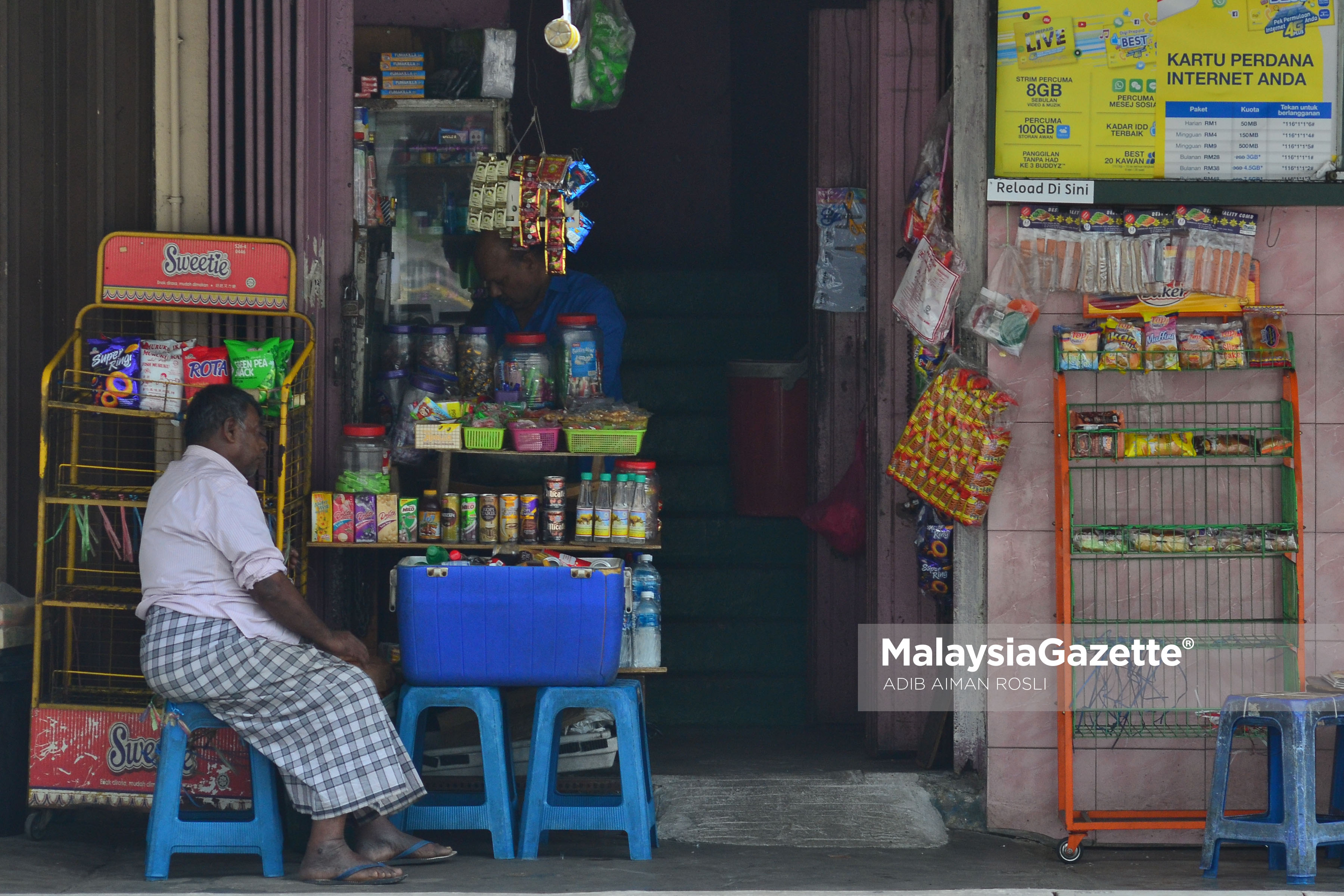 Dua orang peniaga menuggu pelanggan di hadapan kedai ketika tinjauan lensa Malaysia Gazette sempena cuti umum Hari Wilayah Persekutuan di Jalan Chow Kit, Kuala Lumpur. foto ADIB AIMAN ROSLI, 01 FEBRUARI 2017
