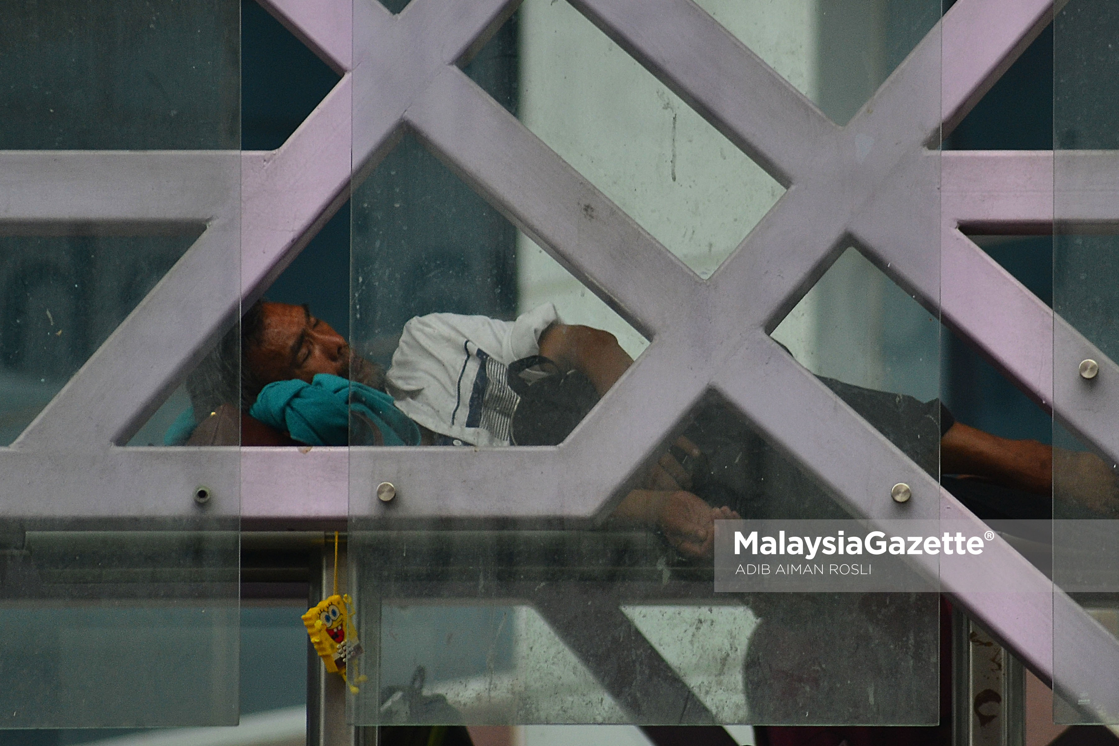 Seorang gelandangan tidur di jejantas ketika tinjauan lensa Malaysia Gazette sempena cuti umum Hari Wilayah Persekutuan di Jalan Chow Kit, Kuala Lumpur. foto ADIB AIMAN ROSLI, 01 FEBRUARI 2017