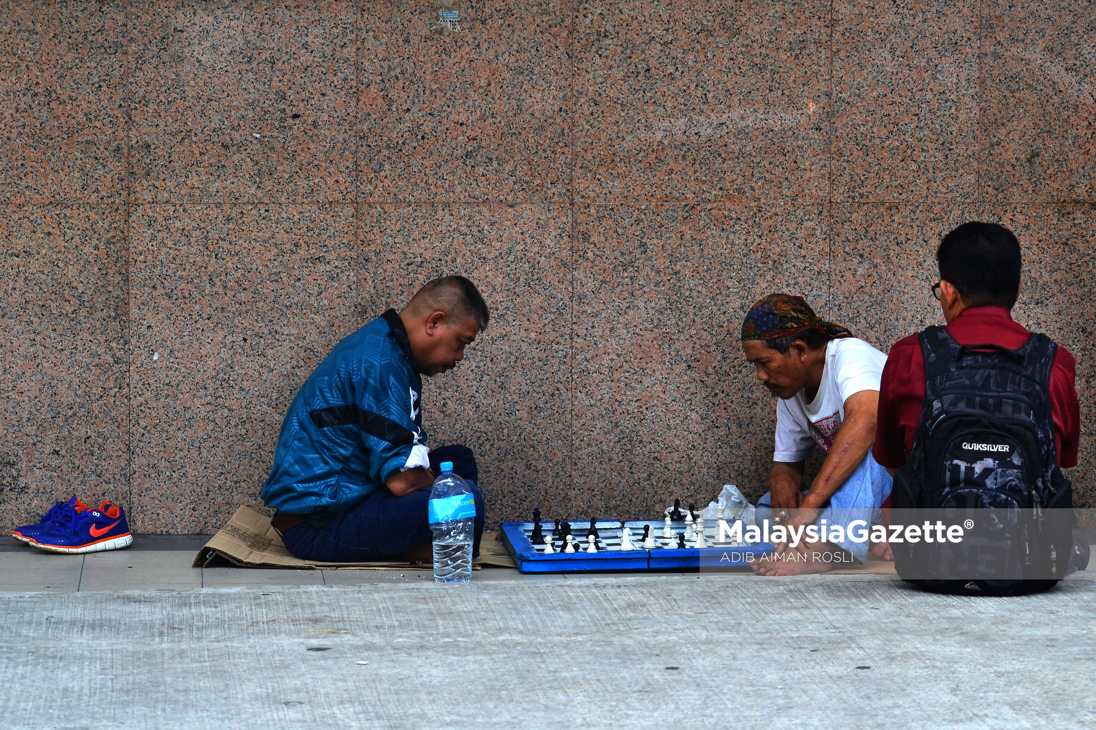 Gelagat tiga orang lelaki bermain catur di kawasan kaki lima ketika tinjauan lensa Malaysia Gazette sempena cuti umum Hari Wilayah Persekutuan di Jalan Chow Kit, Kuala Lumpur. foto ADIB AIMAN ROSLI, 01 FEBRUARI 2017