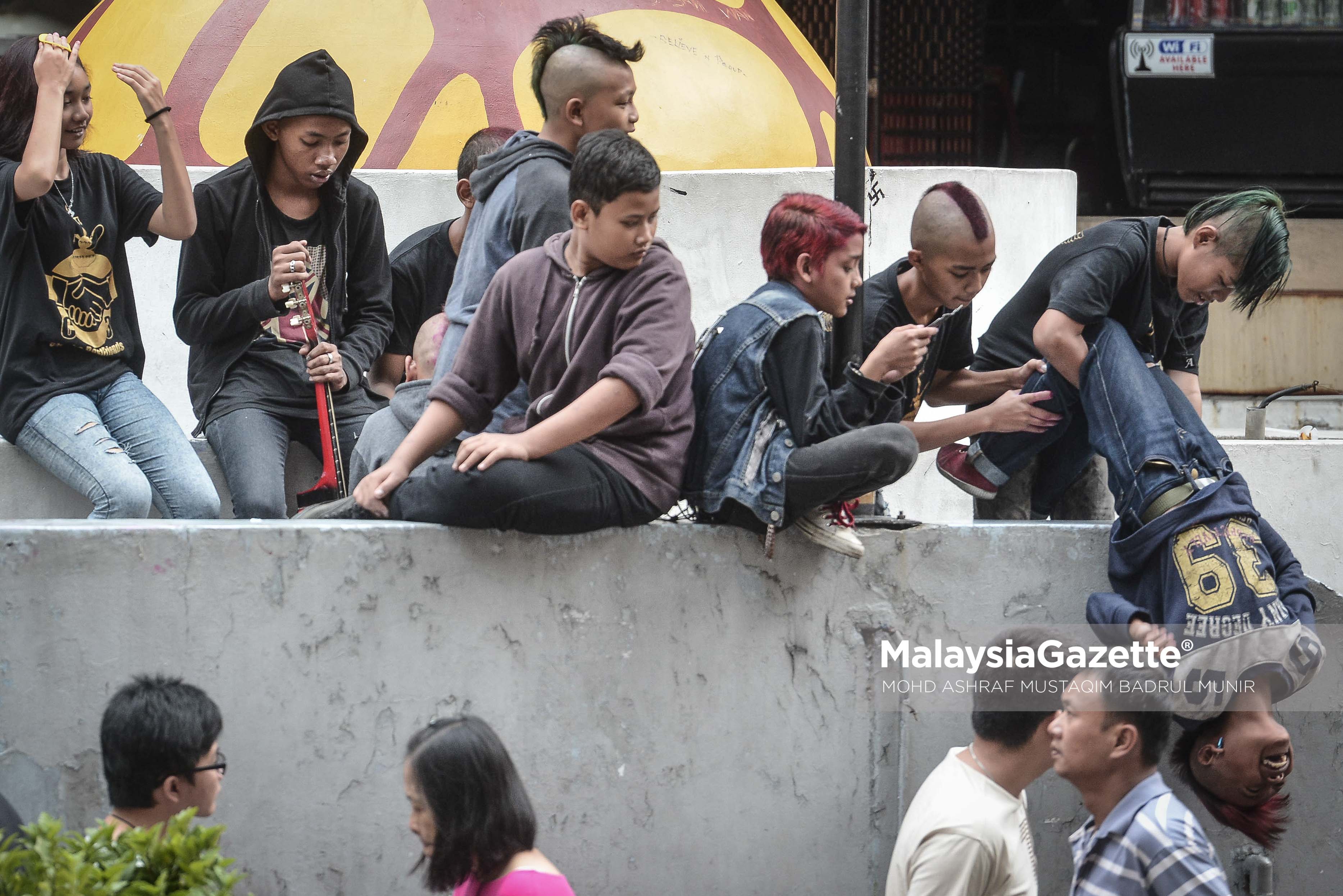 Gelagat remaja 'Punk' yang bermain sesama mereka tanpa menghiraukan orang awam di kaki lima ketika tinjauan lensa Malaysia Gazette sempena cuti umum Hari Wilayah Persekutuan di Bukit Bintang. foto ASHRAF MUSTAQIM BADRUL MUNIR, 01 FEBRUARI 2017.