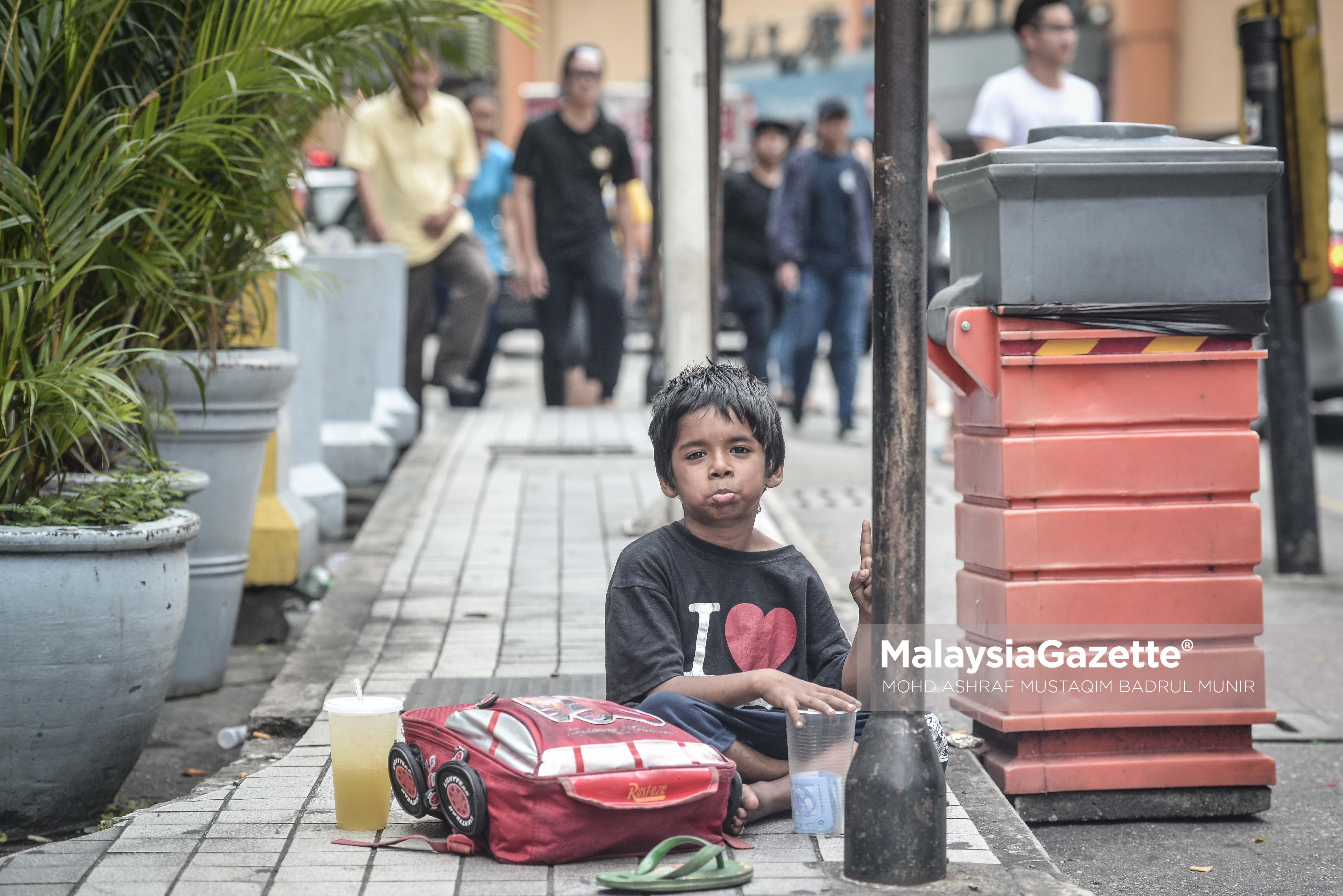Reaksi seorang anak kecil gelandangan yang meminta sedekah sewaktu gambar dirakamkan oleh lensa Malaysia Gazette dalam meninjau kehidupan warga kota di Bukit Bintang. foto ASHRAF MUSTAQIM BADRUL MUNIR, 1 FEBRUARI 2017.