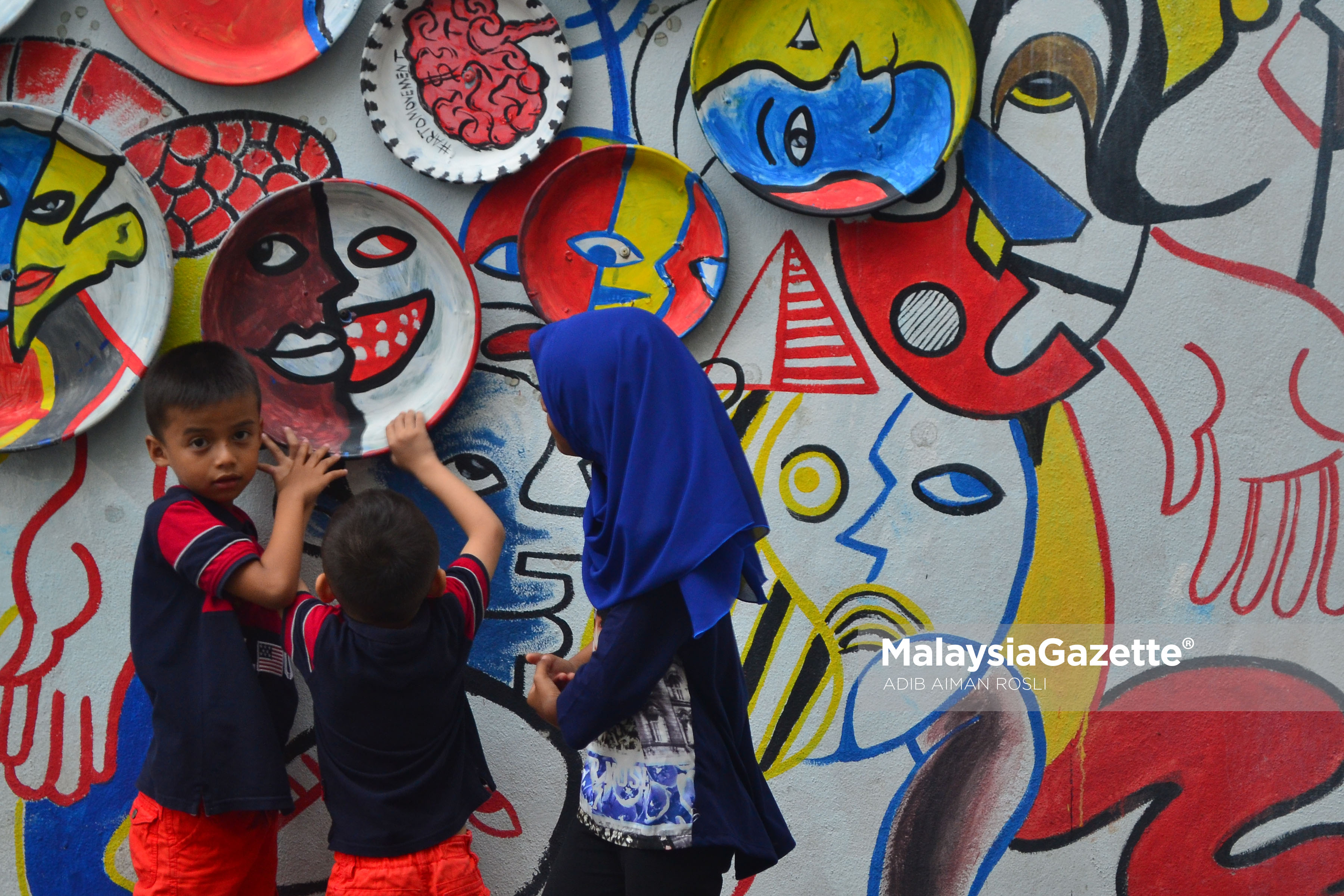 Gelagat tiga kanak-kanak bermain dengan pameran seni ketika tinjauan lensa Malaysia Gazette di Laman Seni 7, Shah Alam, Selangor. foto ADIB AIMAN ROSLI, 01 FEBRUARI 2017