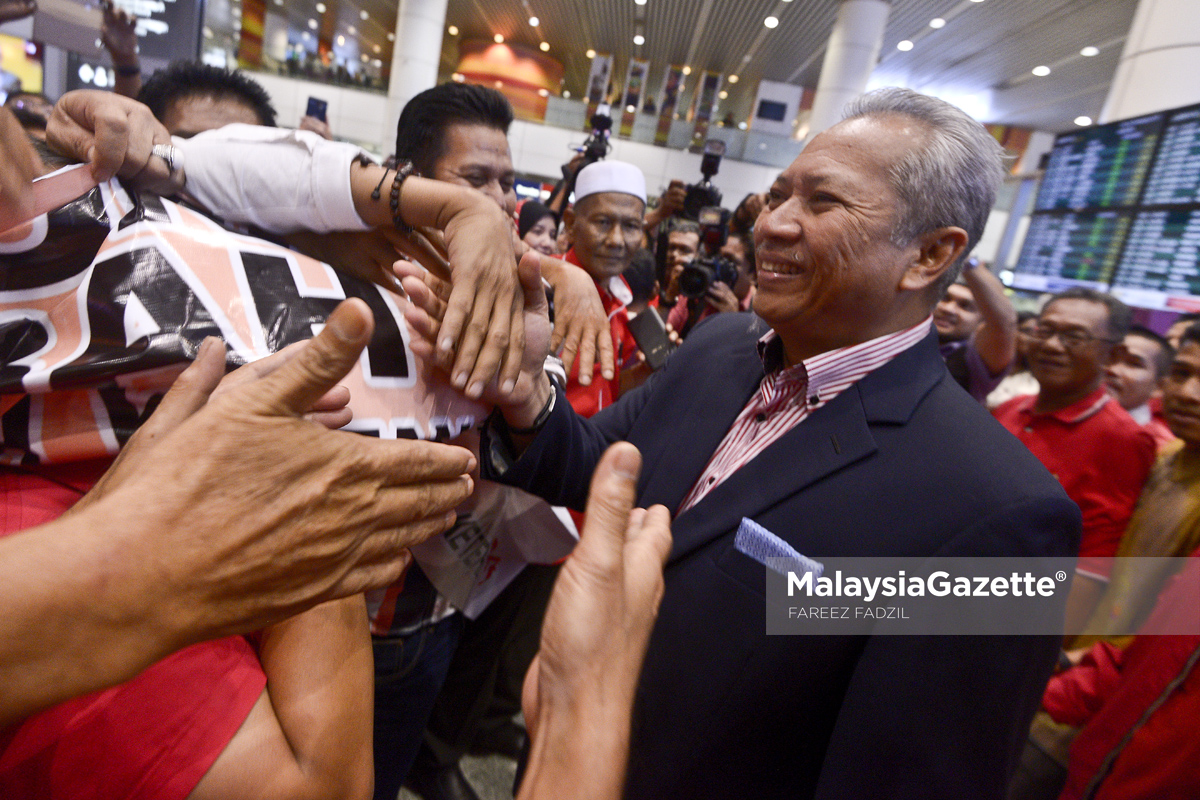 Pengerusi MARA yang digantung, Tan Sri Annuar Musa (kanan) bersalaman dengan para penyokongnya sebaik tiba di Lapangan Terbang Antarabangsa Kuala Lumpur (KLIA), Sepang. foto FAREEZ FADZIL, 02 FEBRUARI 2017