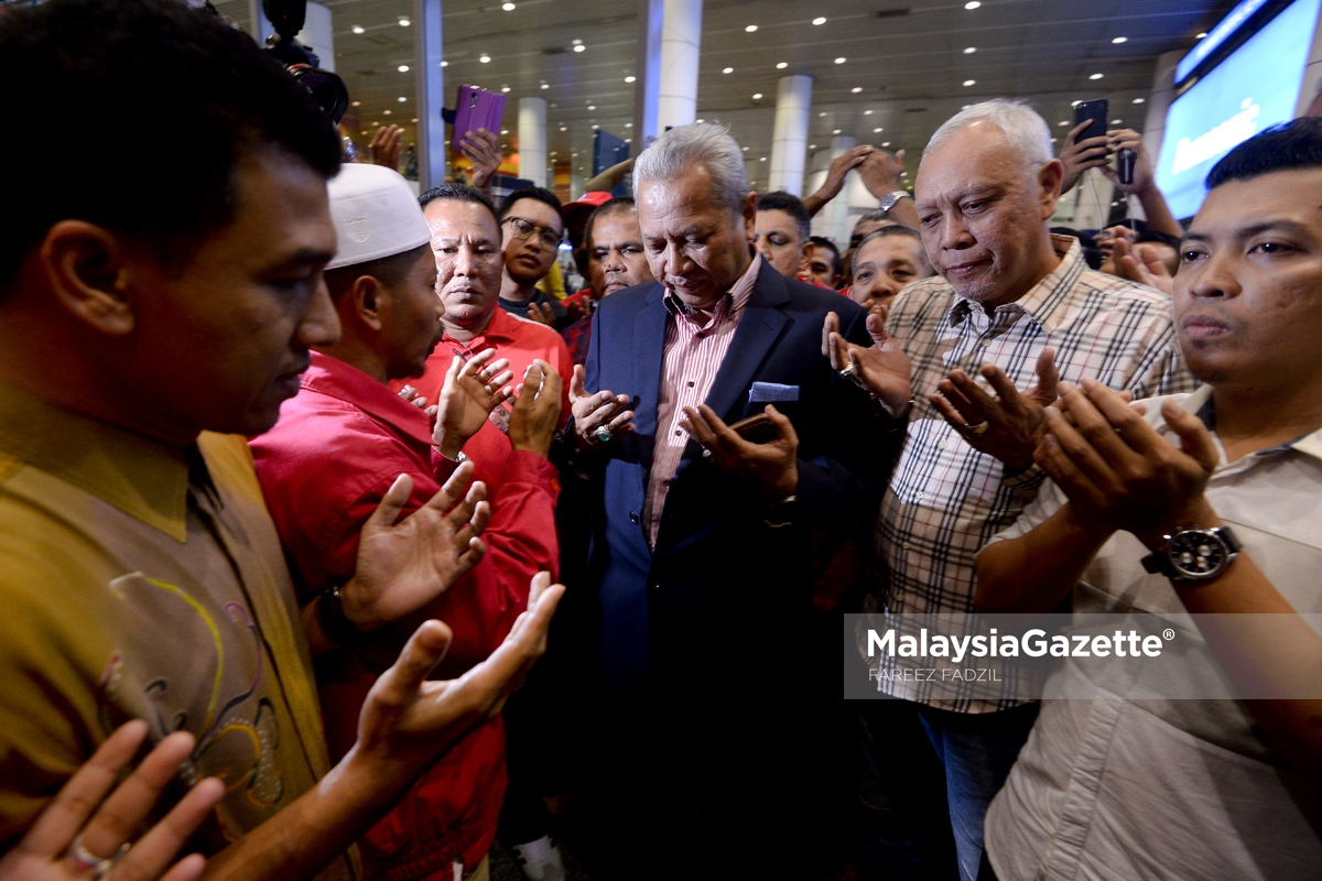 Pengerusi MARA yang digantung, Tan Sri Annuar Musa (tengah) mengaminkan doa bersama para penyokongnya sebaik tiba di Lapangan Terbang Antarabangsa Kuala Lumpur (KLIA), Sepang. foto FAREEZ FADZIL, 02 FEBRUARI 2017
