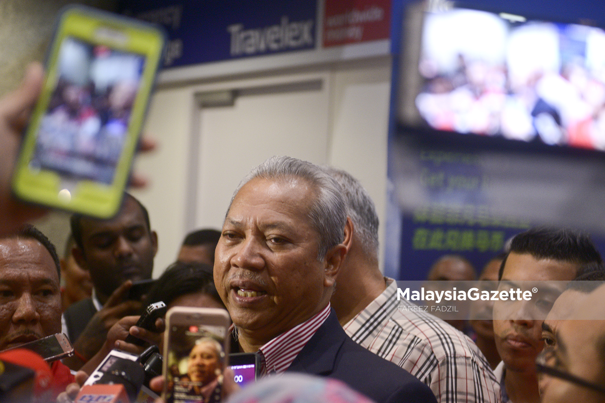 Pengerusi MARA yang digantung, Tan Sri Annuar Musa (tengah) memberi kenyataan kepada media sebaik tiba di Lapangan Terbang Antarabangsa Kuala Lumpur (KLIA), Sepang. foto FAREEZ FADZIL, 02 FEBRUARI 2017