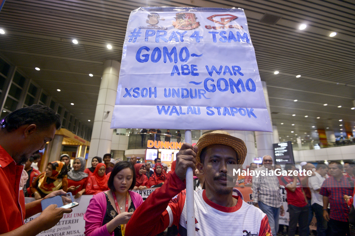Antara penyokong yang hadir memberi sokongan kepada Pengerusi MARA yang digantung Tan Sri Annuar Musa di Lapangan Terbang Antarabangsa Kuala Lumpur (KLIA), Sepang. foto FAREEZ FADZIL, 02 FEBRUARI 2017