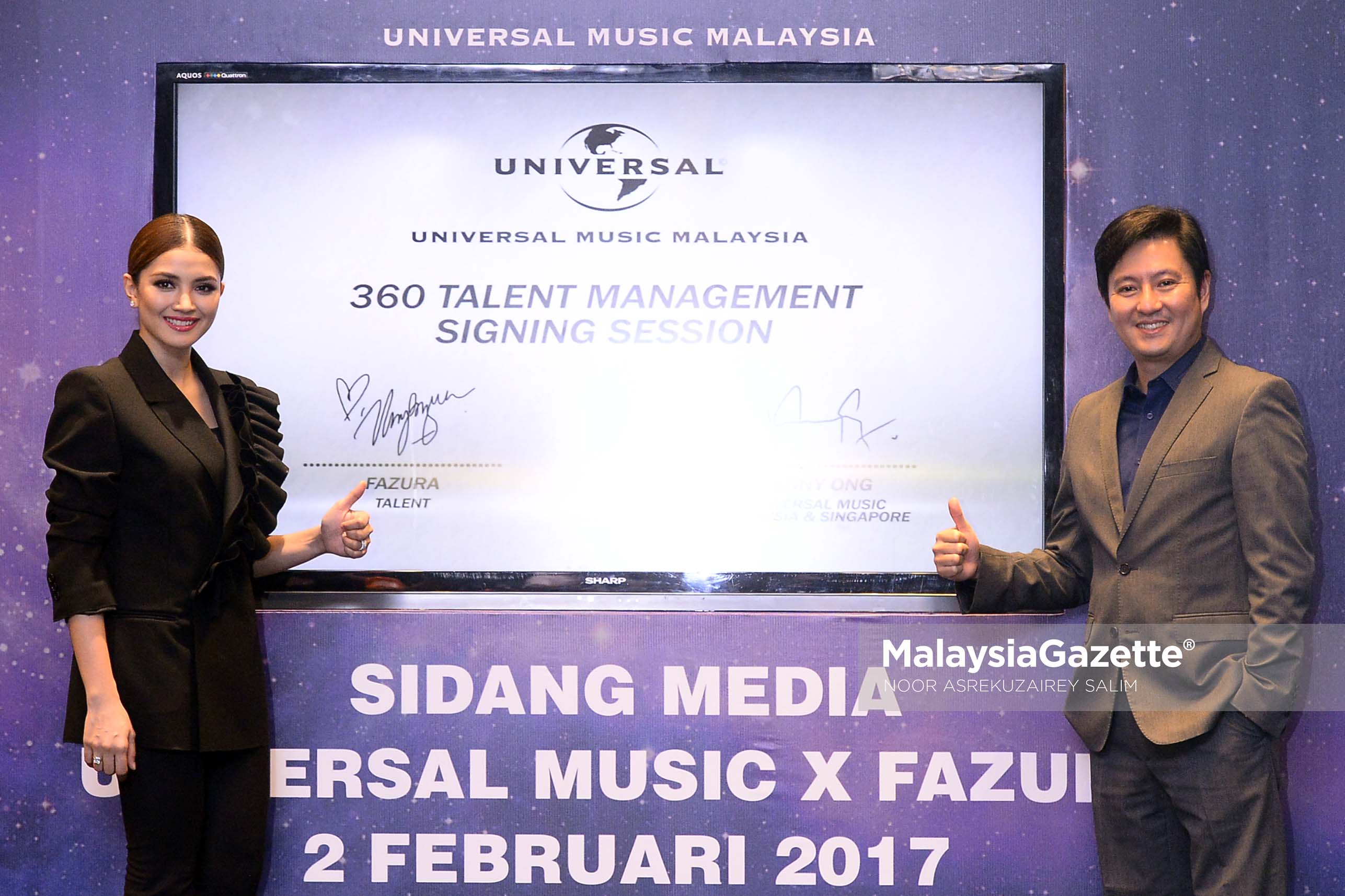Penyanyi, Fazura (kiri) dan Penagarah Urusan Malaysia & Singapore, Kenny Ong (kanan) pada sesi Tandatangan Perjanjian "360 Talent Management" antara Universal Music & Fazura di Hotel Le Meridien, Kuala Lumpur. foto NOOR ASREKUZAIREY SALIM, 02 FEBRUARI 2017