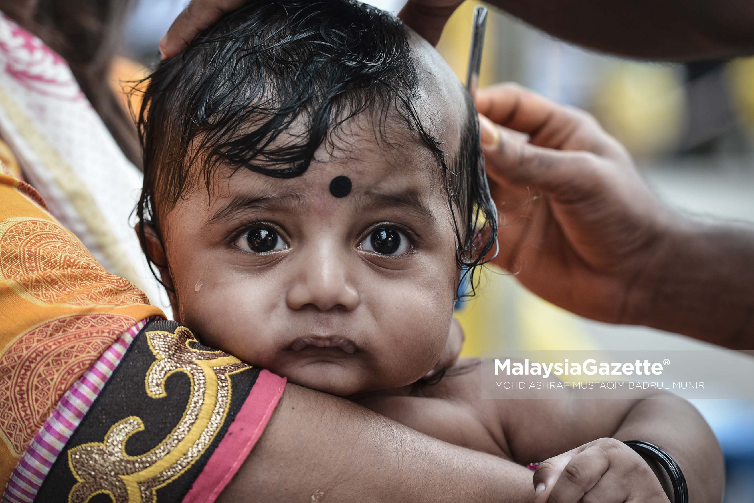 Seorang kanak-kanak penganut agama Hindu dicukur rambutnya ketika tinjauan lensa Malaysia Gazette sempena sambutan Thaipusam 2017 di Batu Caves, Selangor. foto ASHRAF MUSTAQIM BADRUL MUNIR, 08 FEBRUARI 2017.