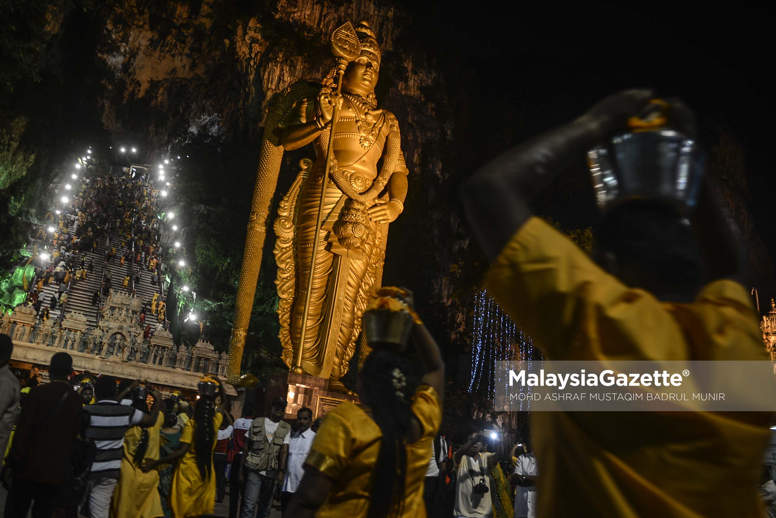 Beberapa penganut agama Hindu menuju ke Kuil Sri Murugan dalam menunaikan nazar ketika tinjauan lensa Malaysia Gazette sempena sambutan Thaipusam 2017 di Batu Caves, Selangor. foto ASHRAF MUSTAQIM BADRUL MUNIR, 08 FEBRUARI 2017.