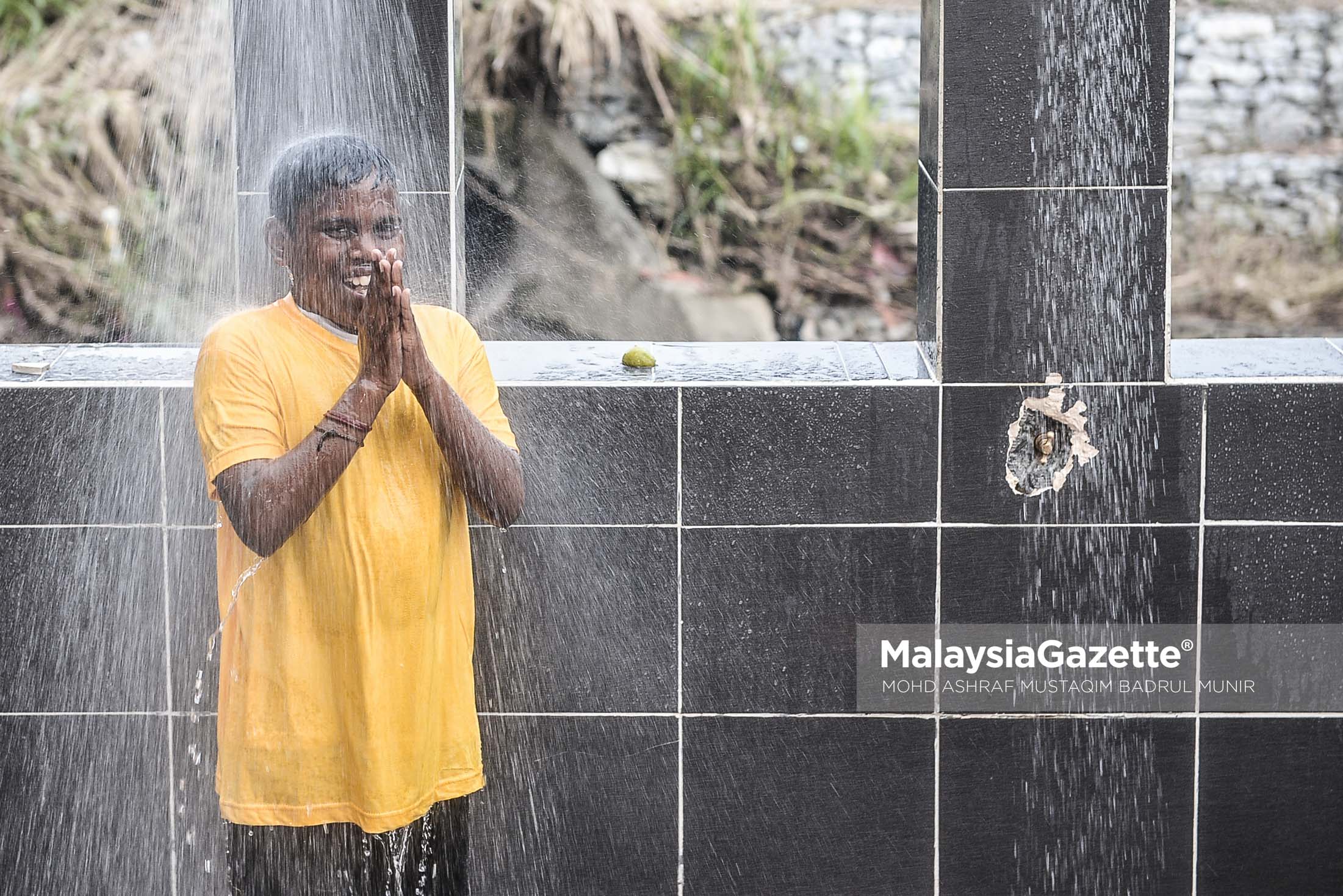 Gelagat seorang kanak-kanak menunaikan nazar ketika tinjauan lensa Malaysia Gazette sempena sambutan Thaipusam 2017 di Batu Caves, Selangor. foto ASHRAF MUSTAQIM BADRUL MUNIR, 08 FEBRUARI 2017.