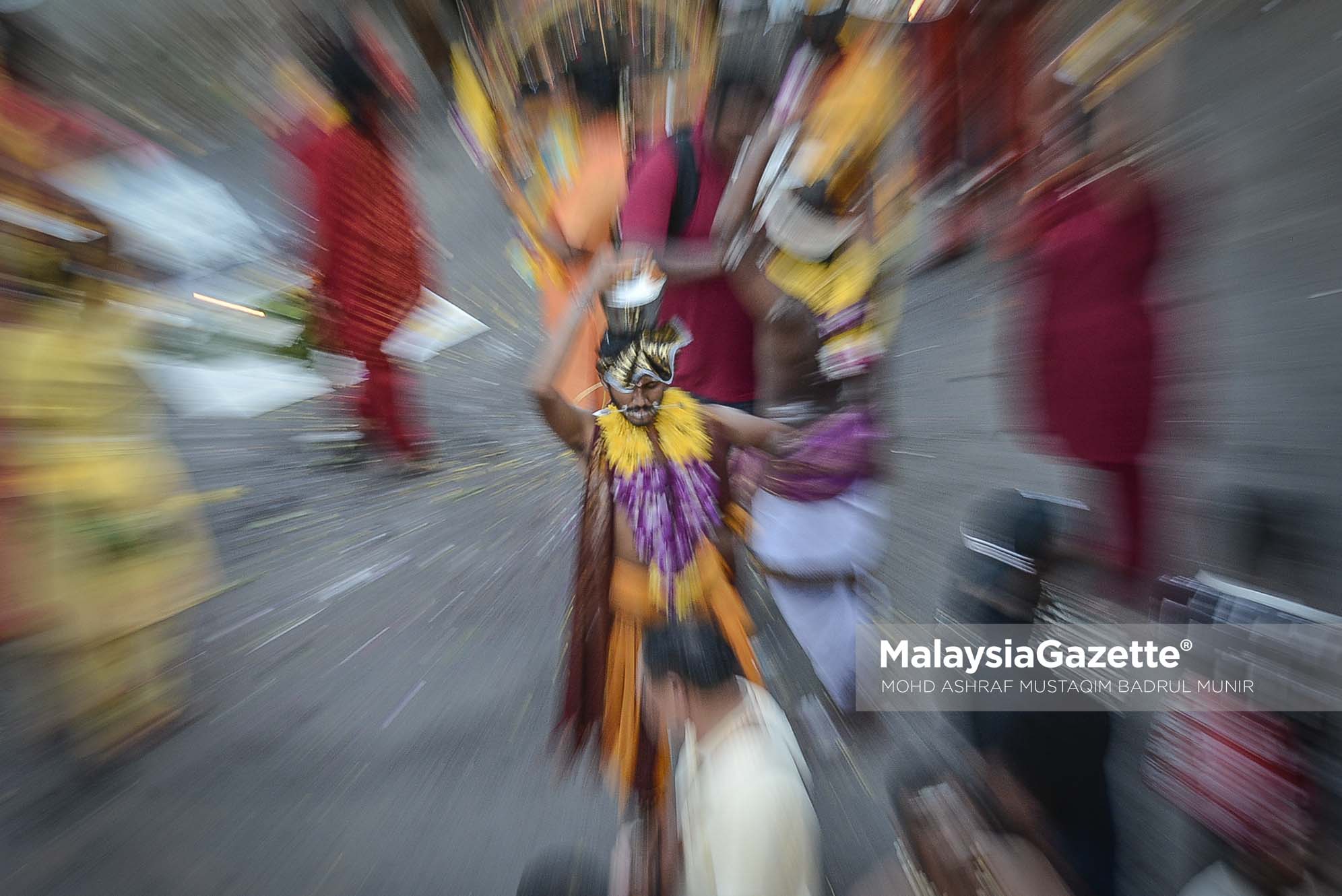 Seorang lelaki penganut agama Hindu menjunjung susu ketika tinjauan lensa Malaysia Gazette sempena sambutan Thaipusam 2017 di Batu Caves, Selangor. foto ASHRAF MUSTAQIM BADRUL MUNIR, 08 FEBRUARI 2017.