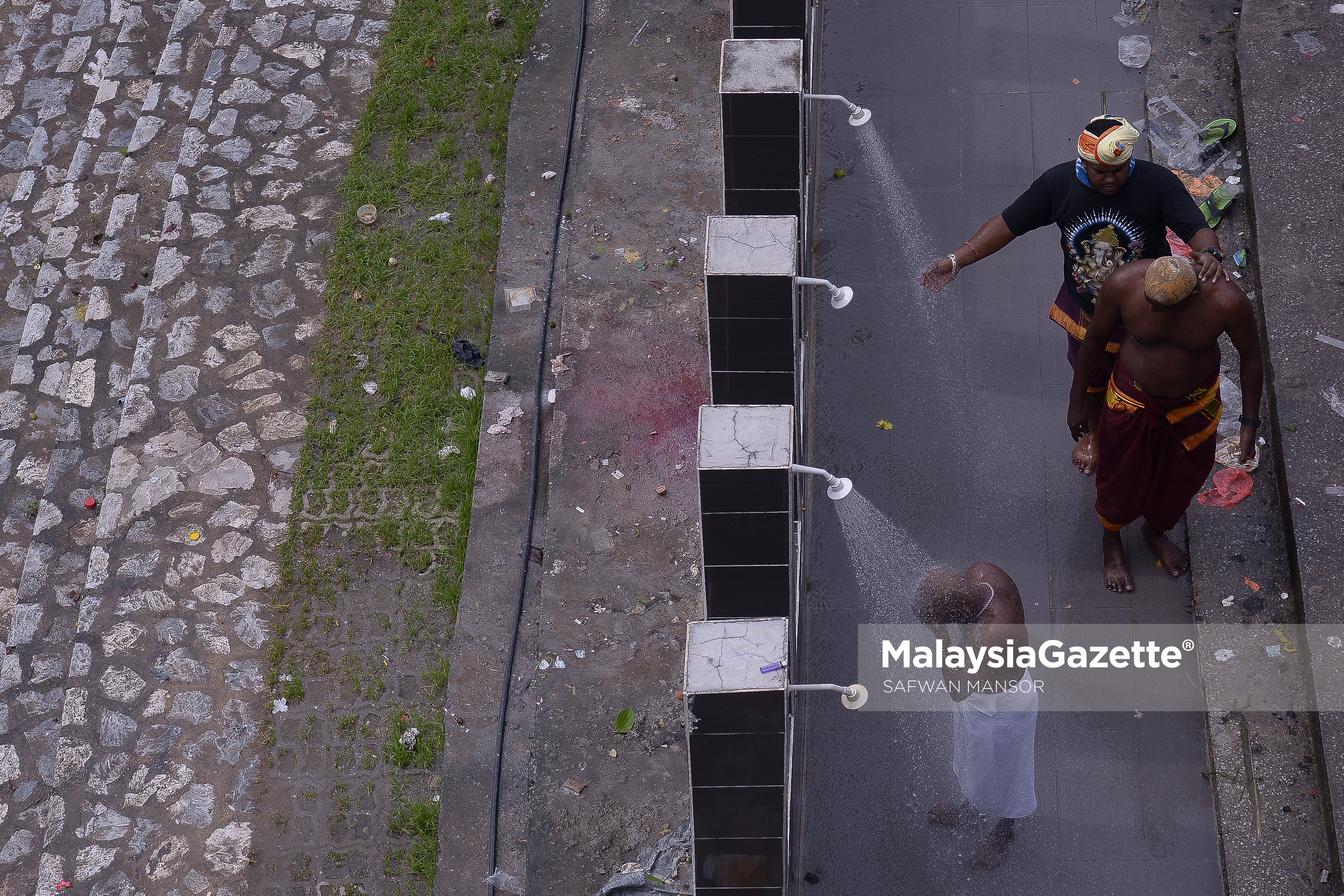 Tiga lelaki penganut agama Hindu menyucikan diri dibawah pancuran air berhampiran Sungai Gombak sempena sambutan Thaipusam ketika tinjauan lensa Malaysia Gazette di Btu Caves, Selangor. foto SAFWAN MANSOR, 08 FEBRUARI 2017