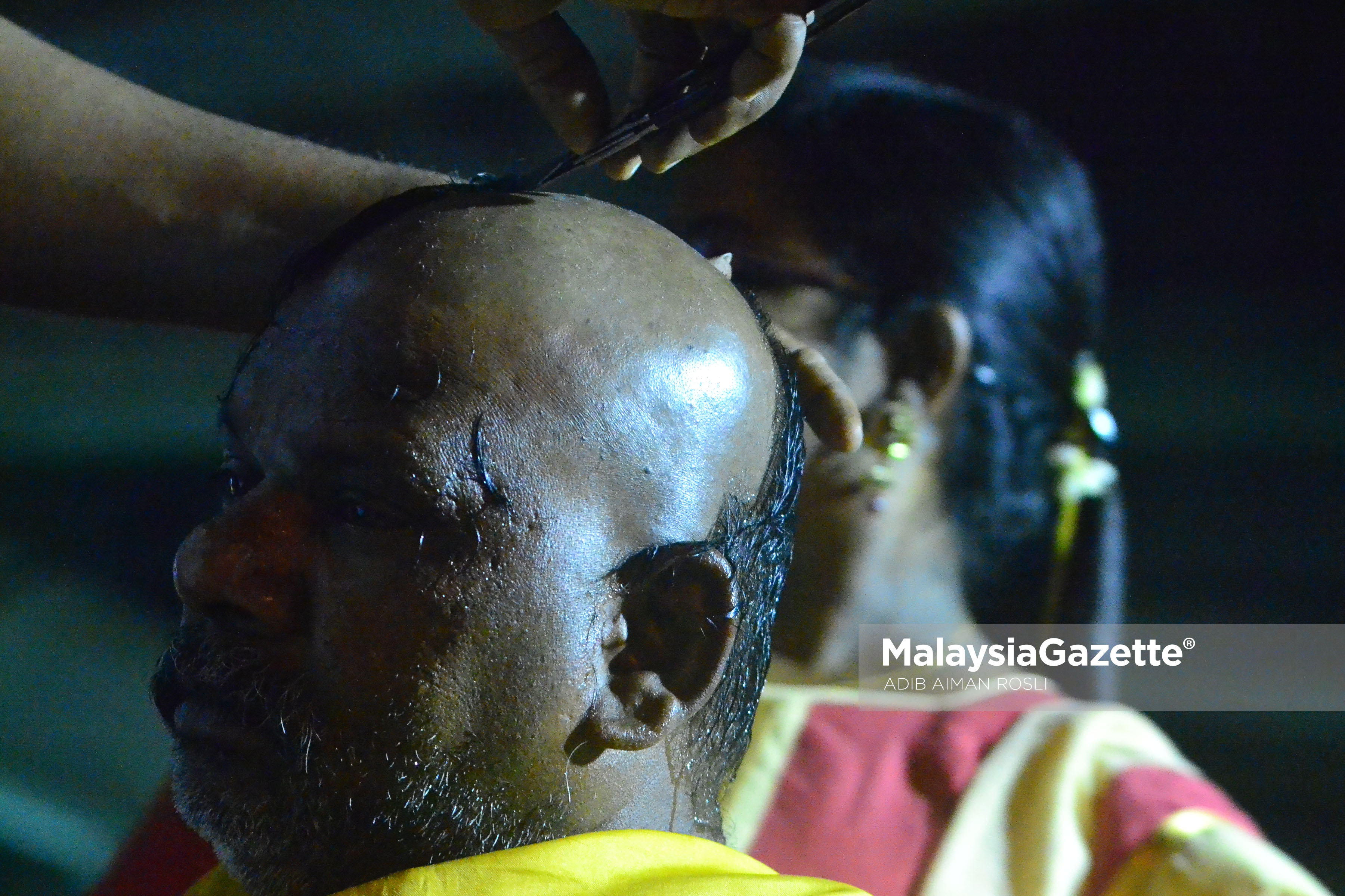 Seorang lelaki  dicukur rambutnya untuk ritual keagamaan sempena sambutan hari perayaan Thaipusam di Batu Caves, Selangor. foto ADIB AIMAN ROSLI, 09 FEBRUARI 2017