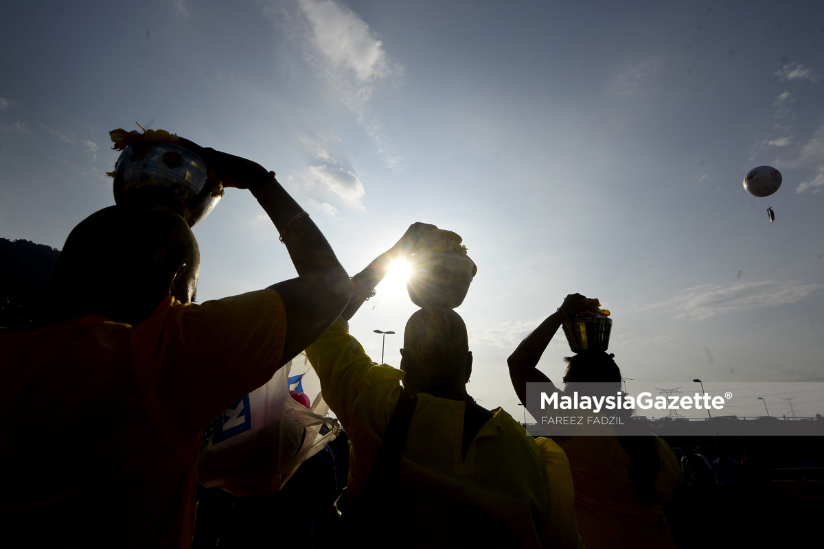 Beberapa orang penganut agama Hindu membawa bekas berisi susu semasa menyertai perarakan sempena sambutan hari perayaan Thaipusam di Batu Caves, Selangor. foto FAREEZ FADZIL, 09 FEBRUARI 2017