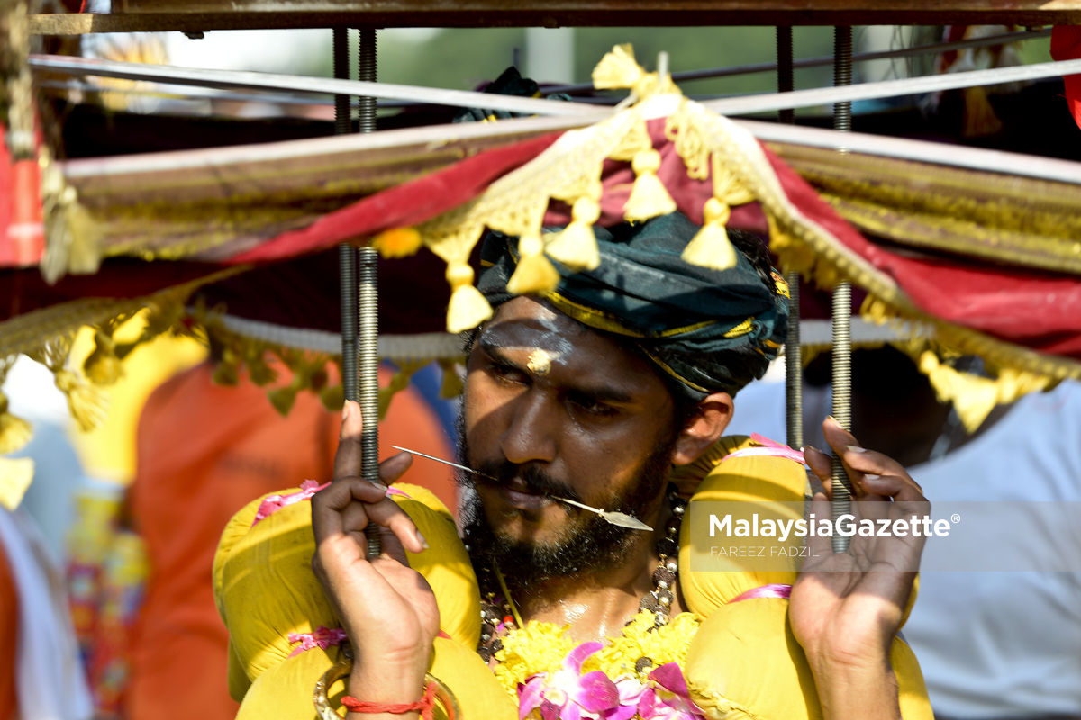 Gelagat seorang penganut agama Hindu yang membawa kavadi ketika menyertai perarakan sempena sambutan hari perayaan Thaipusam di Batu Caves, Selangor. foto FAREEZ FADZIL, 09 FEBRUARI 2017