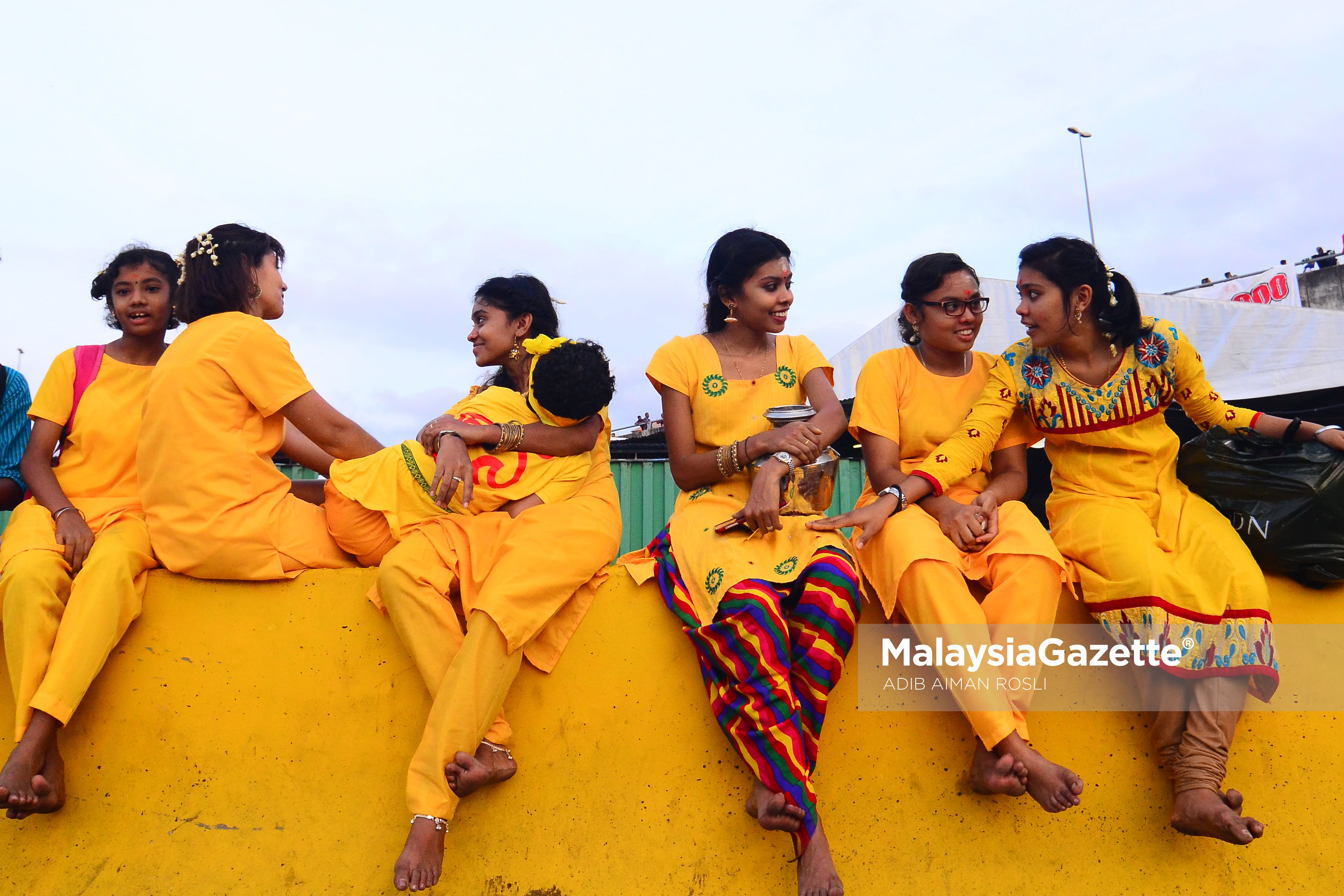 Reaksi sekumpulan wanita duduk di pembahagi jalan untuk menunggu kumpulan perarakkan sempena sambutan hari perayaan Thaipusam di Batu Caves, Selangor. foto ADIB AIMAN ROSLI, 09 FEBRUARI 2017