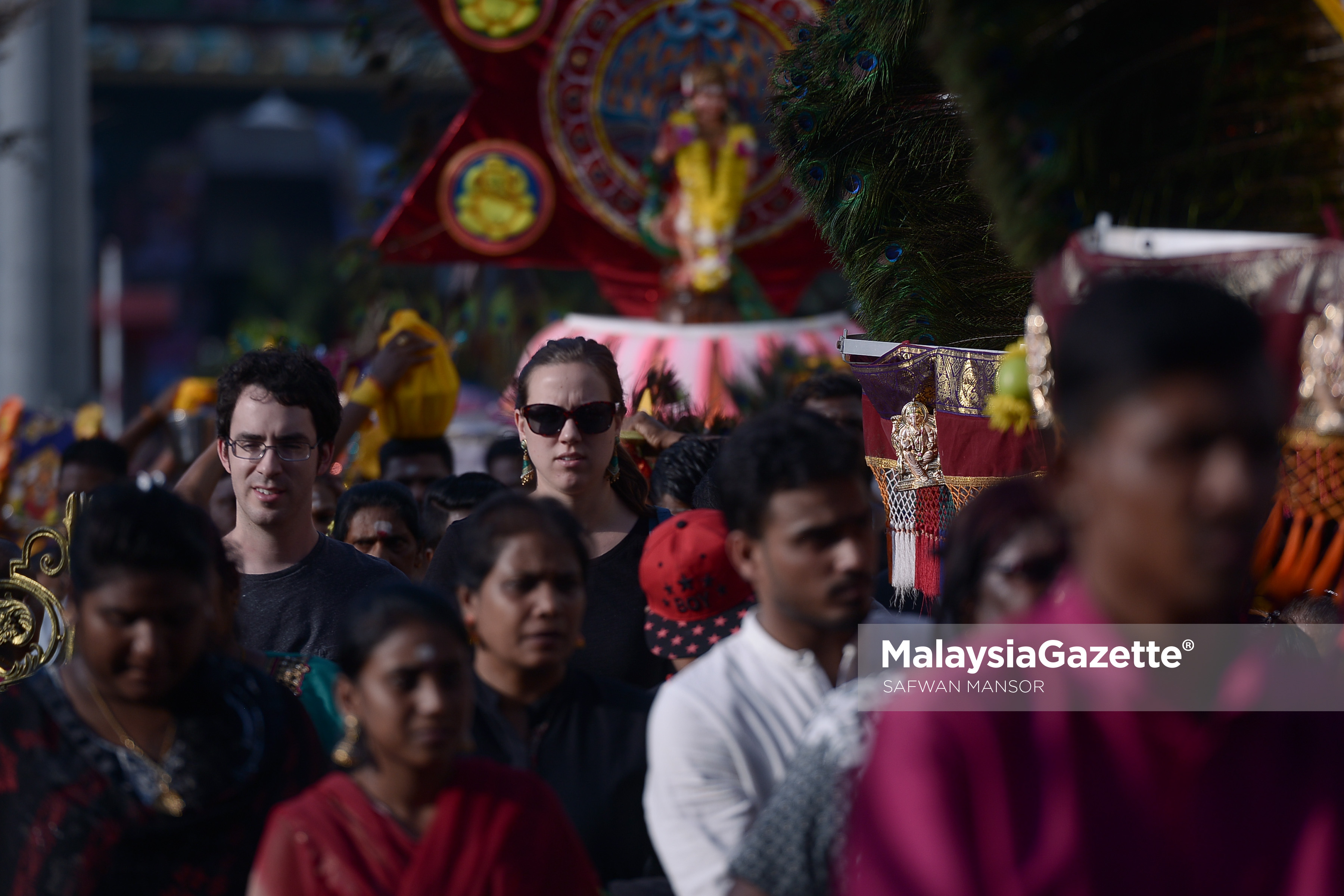 Pelancong asing turut tidak melepaskan peluang berarak bersama-sama penganut agama Hindu sempena sambutan hari perayaan Thaipusam di Batu Caves, Selangor. foto SAFWAN MANSOR, 09 FEBRUARI 2017