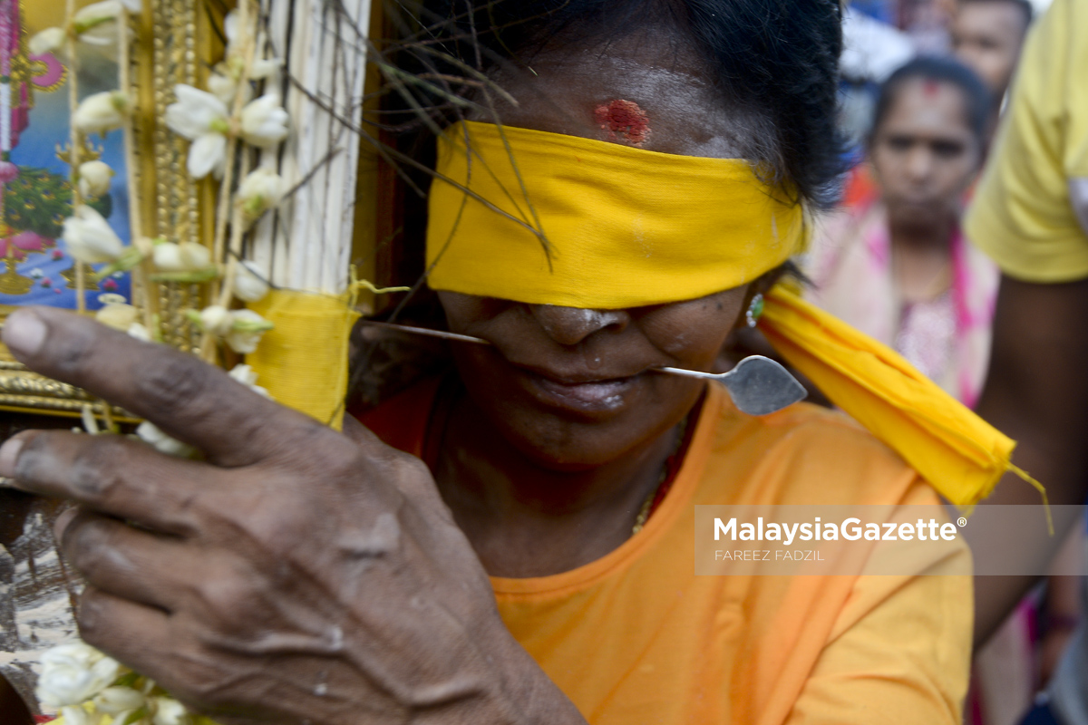 Seorang penganut Hindu kelihatan membawa Kavadi sambil mulutnya dicucuk dengan besi semasa menyertai perarakan sempena sambutan hari perayaan Thaipusam di Batu Caves, Selangor. foto FAREEZ FADZIL, 09 FEBRUARI 2017