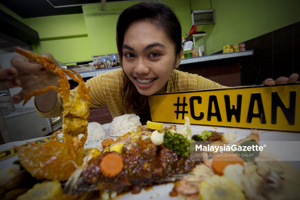 Pengurus Restoran Cawan, Nur Asreen Ku Shereen Mat Salim menunjukkan makanan laut shell out di Restoran Cawan Kota Damansara. foto ADIB AIMAN ROSLI, 09 FEBRUARI 2017.