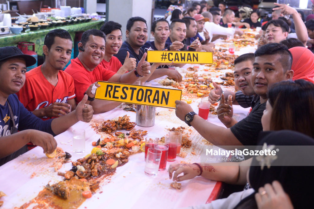 Pelanggan menikmati makanan laut shell out yang dihidangkan di Restoran Cawan Kota Damansara. foto ADIB AIMAN ROSLI, 09 FEBRUARI 2017.
