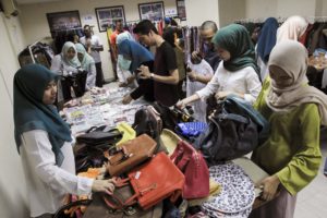 Pengunjung memilih pakaian dan barangan terpakai yang dijual pada Program Jualan Amal Preloved Attack untuk Tabung Pendidikan Yayasan Manan Amir, di PJS, Petaling Jaya, Selangor. foto MALAYSIA GAZETTE, 10 FEBRUARI 2017