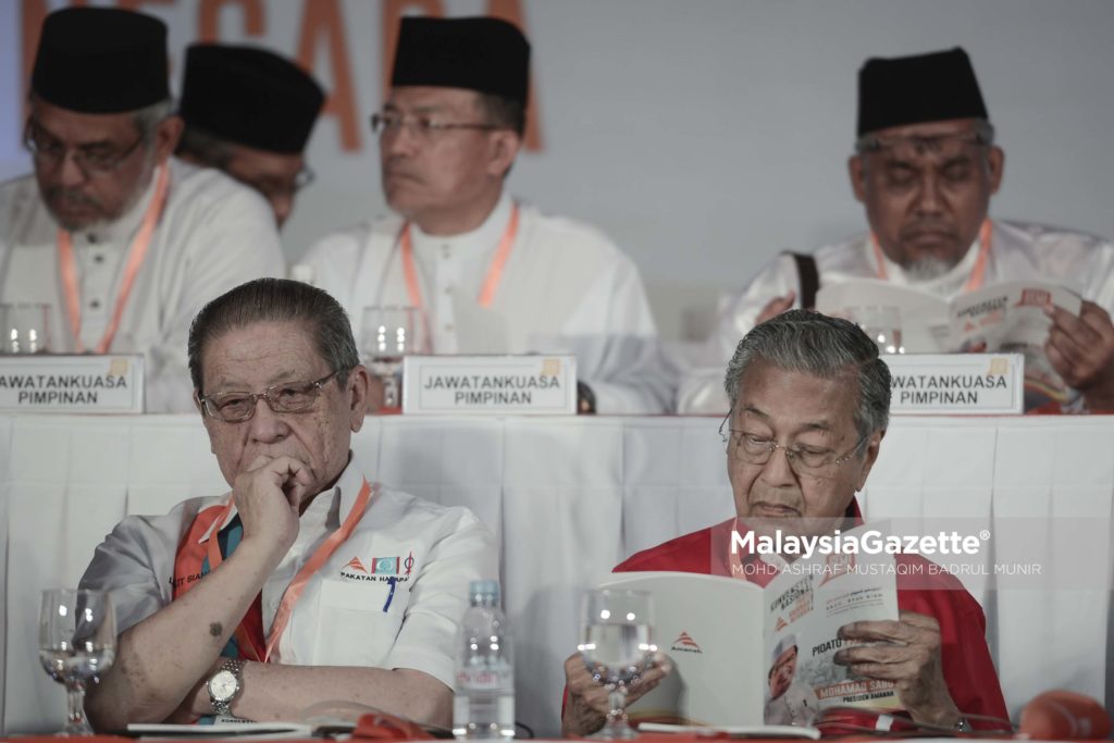 Pengerusi PPBM, Tun Dr. Mahathir Mohamad membaca sesuatu.. Duduk bersebelahan Penasihat DAP, Lim Kit Siangpada Konvensyen Parti Amanah Negara 2016 di SACC Mall, Shah Alam. foto ASHRAF MUSTAQIM BADRUL MUNIR, 10 DISEMBER 2016.