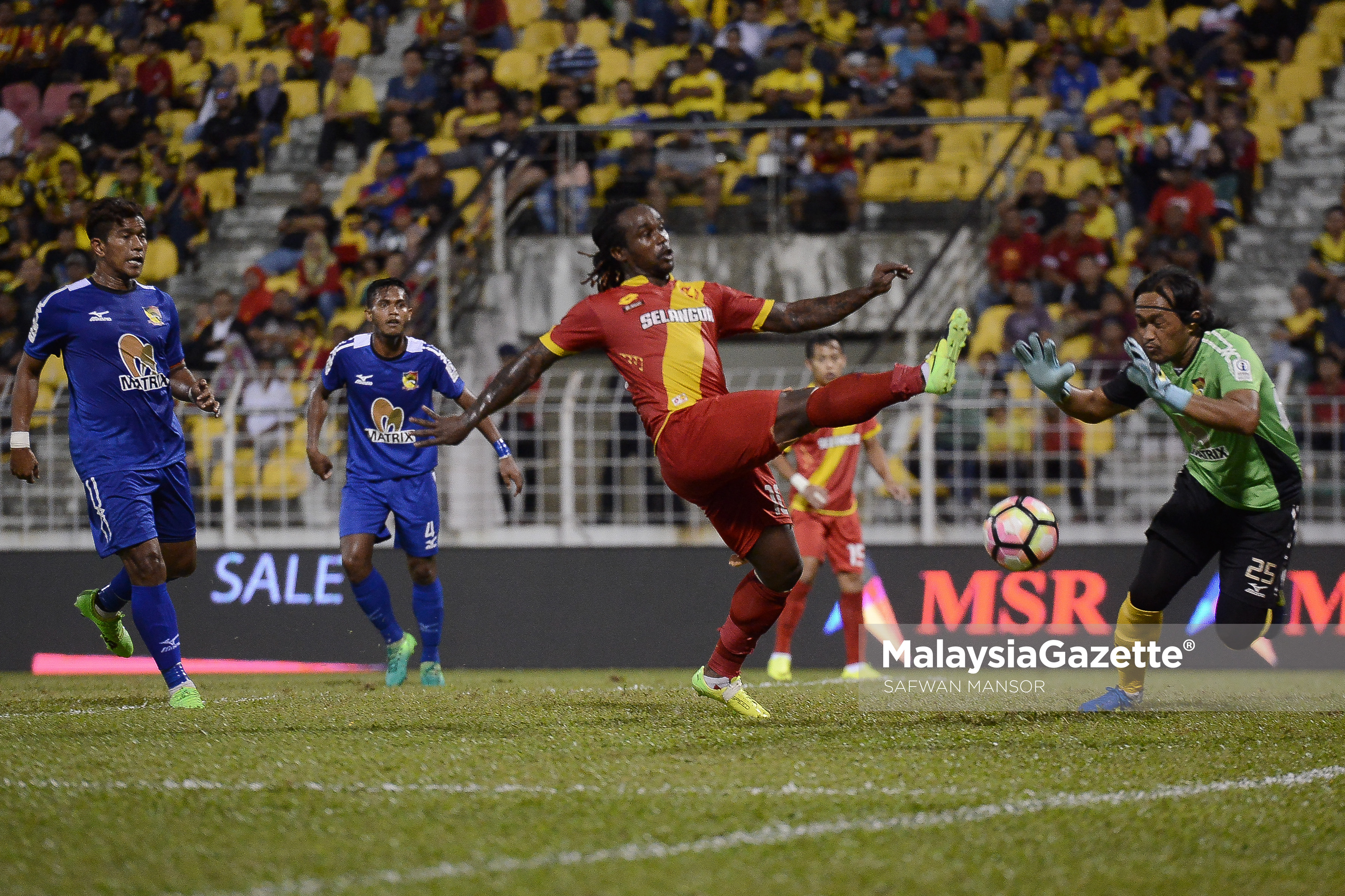 Pemain Selangor FA, Francis Forkey Doe (tengah) gagal membolosi gawang N.Sembilan selepas dihalang oleh penjaga gawang N.Sembilan, Saiful Amar Sudar (kanan) pada aksi pusingan kedua Piala FA di Stadium Majlis Perbandaran Selayang. N.Sembilan menang penentuan sepakan penalti dengan keputusan 4-3 Selangor. foto SAFWAN MANSOR, 14 FEBRUARI 2017