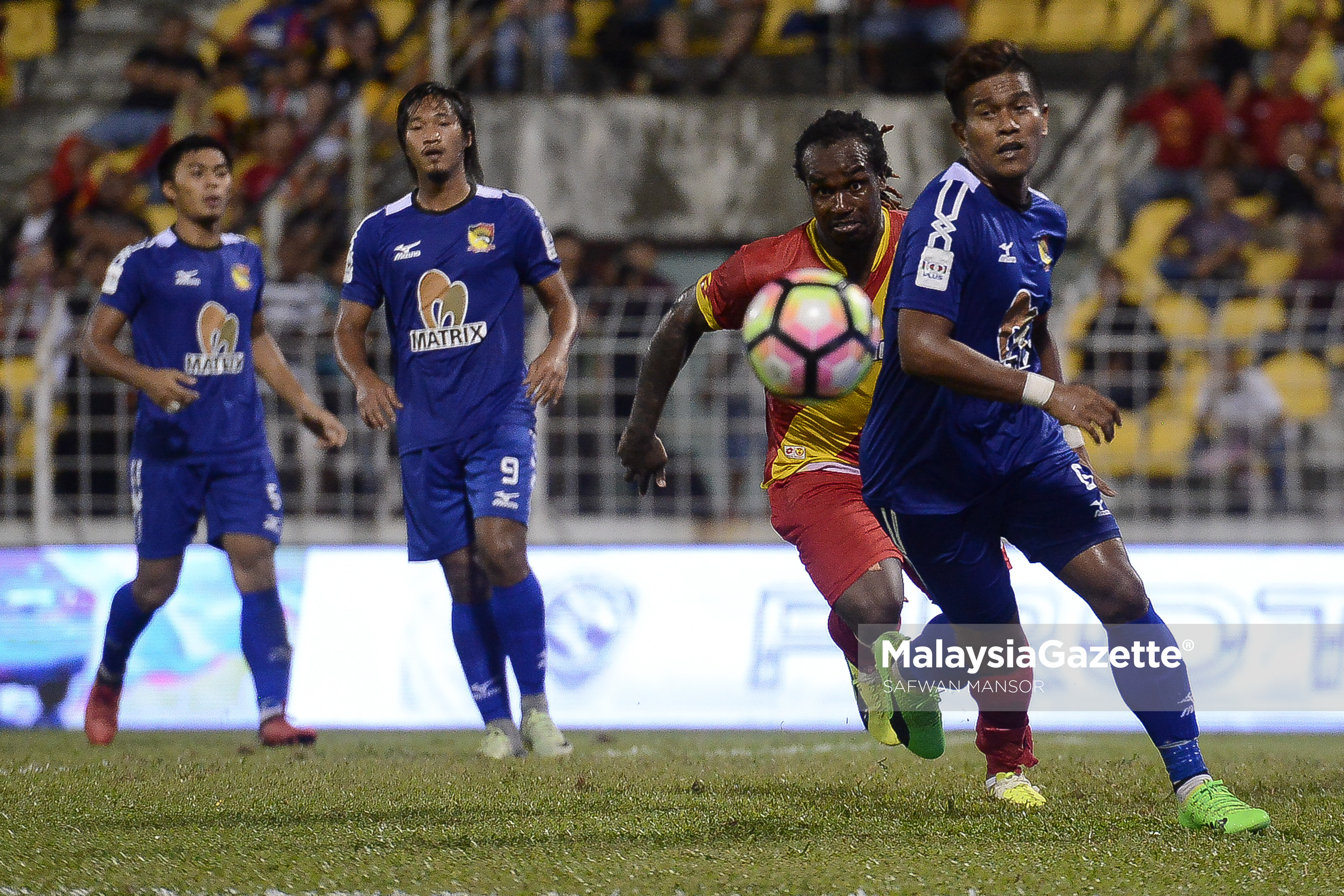 Pemain Selangor FA, Francis Forkey Doe (dua kanan) cuba mendapatkan bola pada aksi pusingan kedua Piala FA di Stadium Majlis Perbandaran Selayang. N.Sembilan menang penentuan sepakan penalti dengan keputusan 4-3 Selangor. foto SAFWAN MANSOR, 14 FEBRUARI 2017