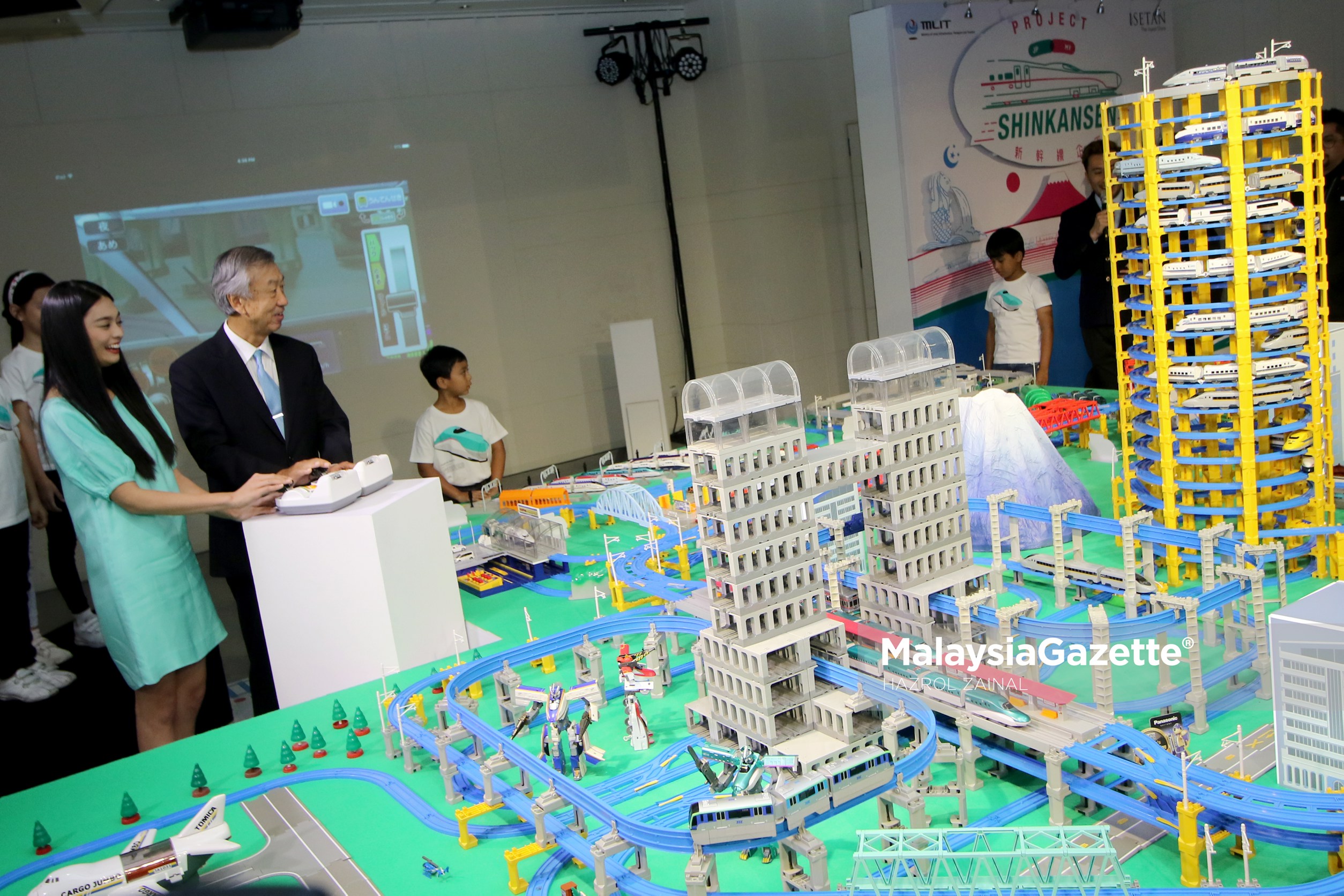 Duta Jepun ke Malaysia, Dr. Masahiko Horie (dua kiri) bersama pelakon dari Jepun, Yu Umi (kiri) melakukan gimik pelancaran Pameran Kereta Api Laju, Shinkansen di Isetan The Japan Store, Lot 10 Bukit Bintang, Kuala Lumpur. foto MOHD HAZROL ZAINAL 16 FEBRUARI 2017.