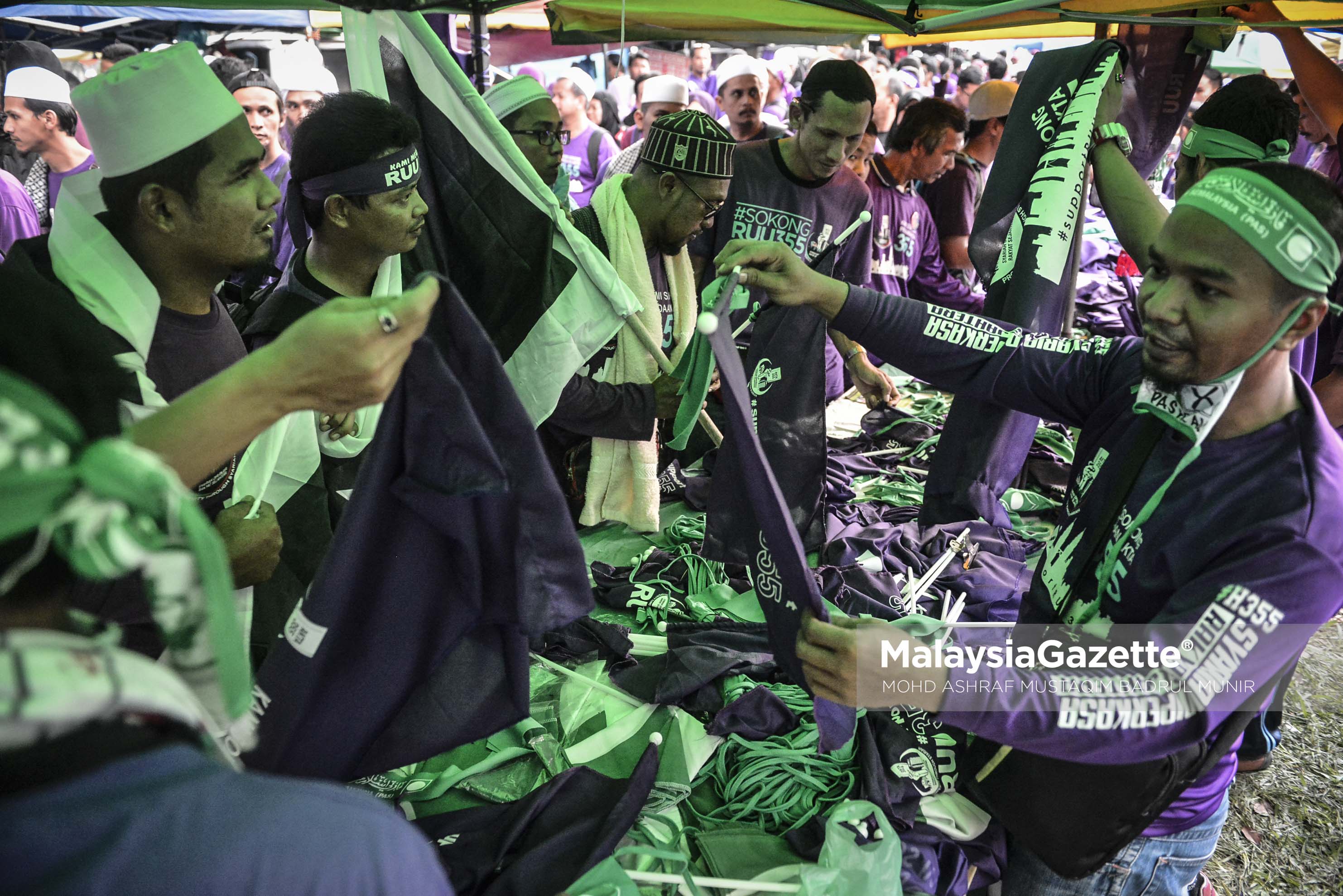 Peniaga turut mengambil kesempatan menjual bendera tanda sokongan pada Himpunan RUU 355 di Padang Merbok, Kuala Lumpur. foto ASHRAF MUSTAQIM BADRUL MUNIR, 18 FEBRUARI 2017.