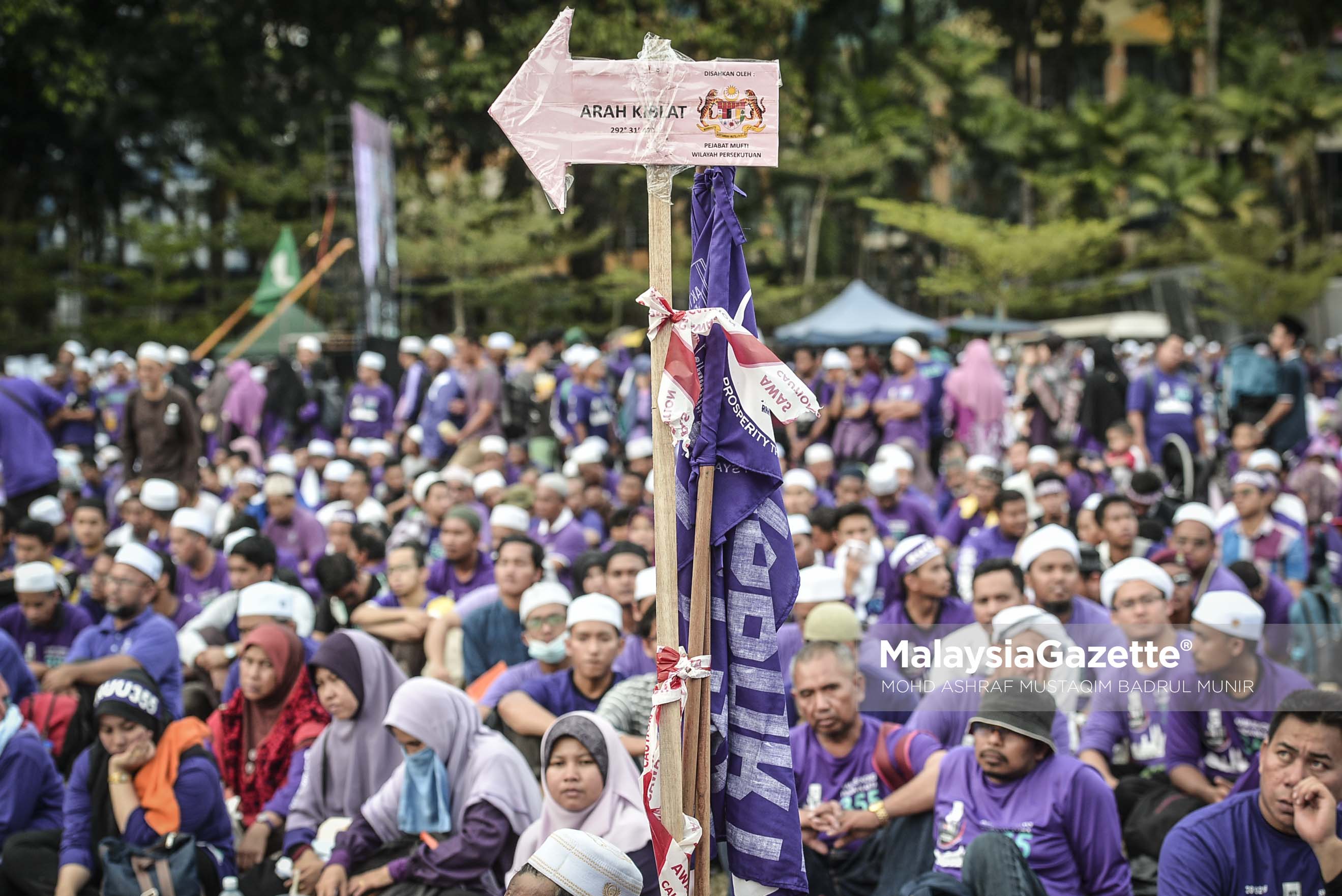 Sebuah papan tanda yang menunjukkan arah kiblat pada Himpunan RUU 355 di Padang Merbok, Kuala Lumpur. foto ASHRAF MUSTAQIM BADRUL MUNIR, 18 FEBRUARI 2017.