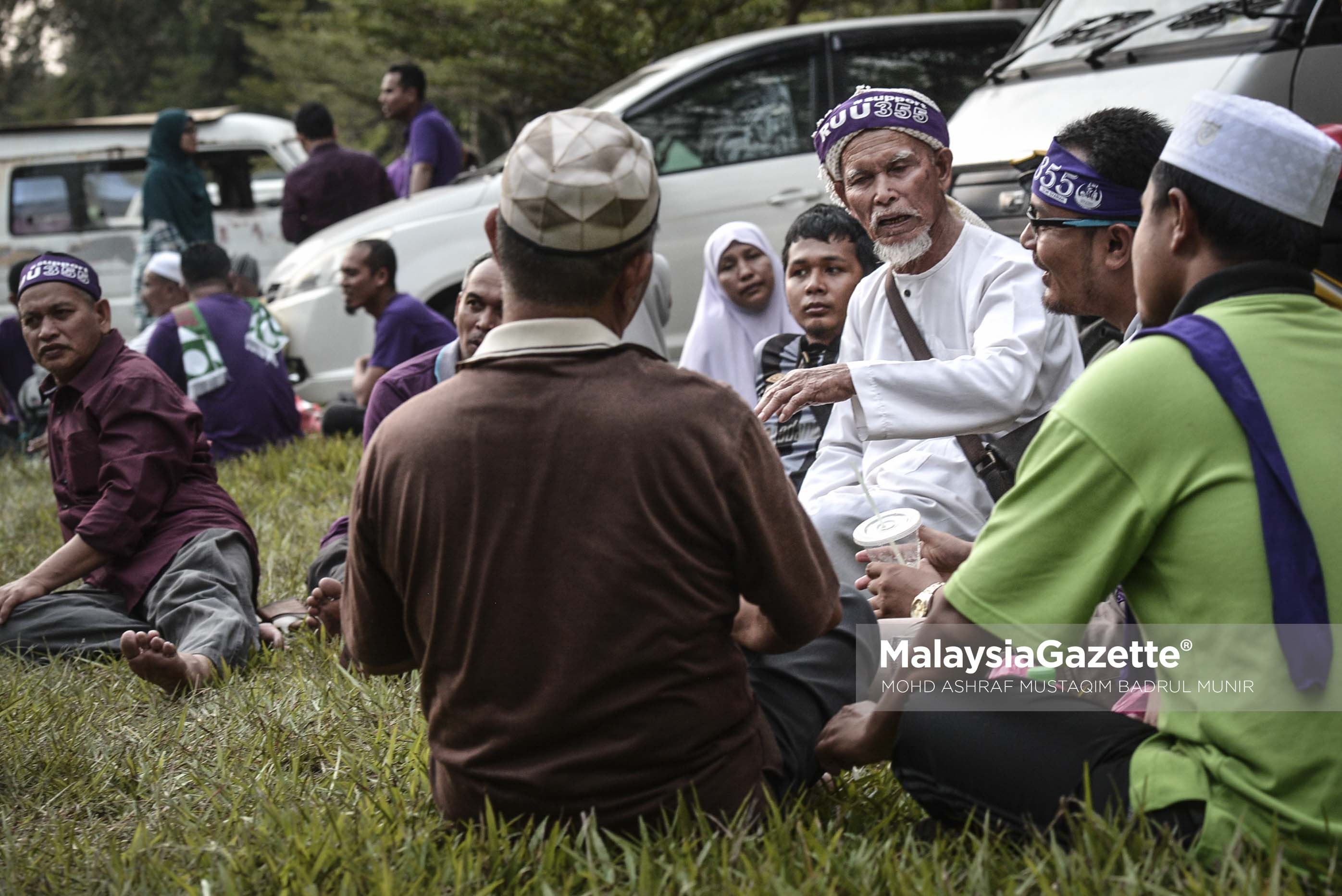 Seorang lelaki veteran PAS menceritakan sesuatu kepada beberapa anak muda yang hadir pada Himpunan RUU 355 di Padang Merbok, Kuala Lumpur. foto ASHRAF MUSTAQIM BADRUL MUNIR, 18 FEBRUARI 2017.