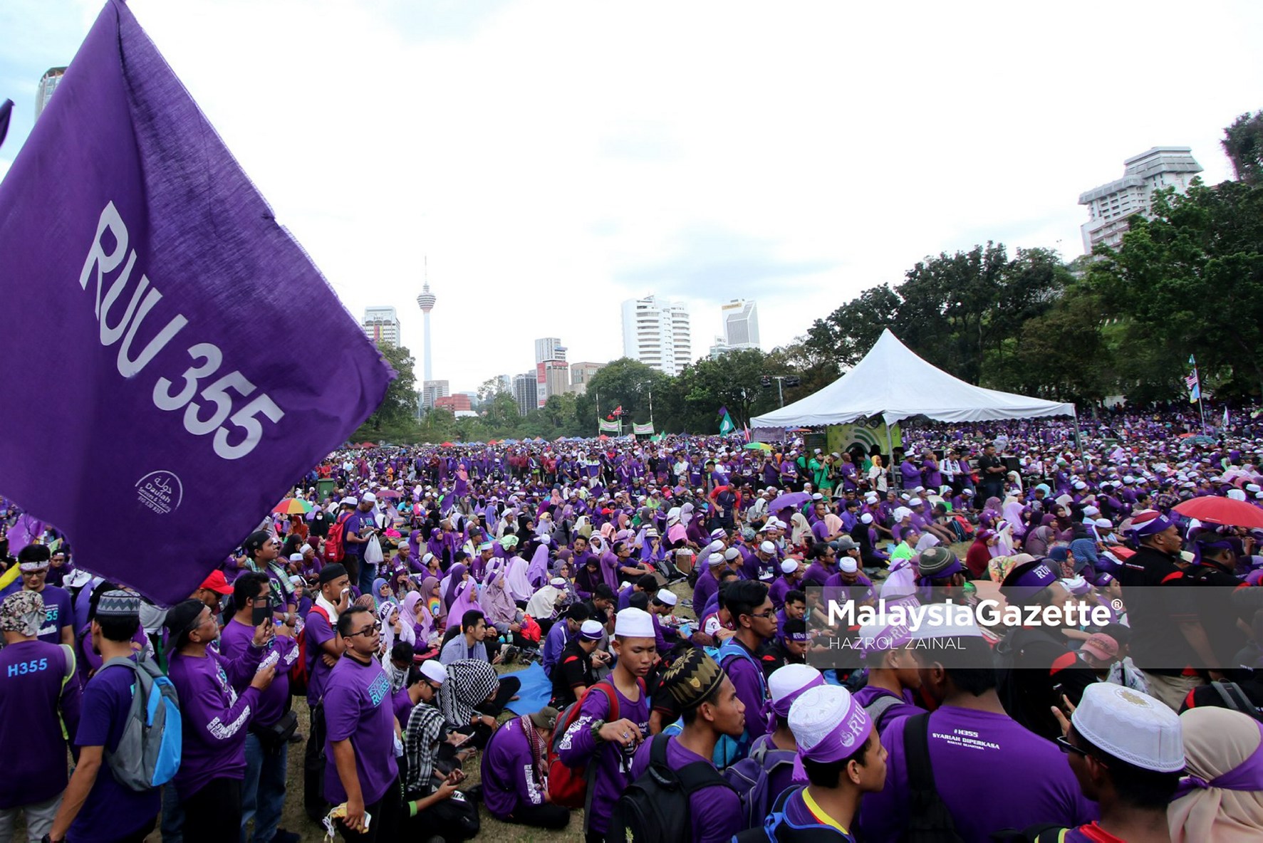 Ribuan penyokong yang hadir pada Himpunan RUU 355 di Padang Merbok, Kuala Lumpur. foto MOHD HAZROL ZAINAL, 18 FEBRUARI 2017.