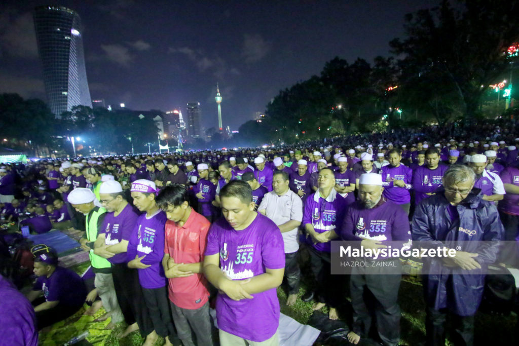 Peserta Himpunan RUU 355 menunaikan solat maghrib di Padang Merbok, Kuala Lumpur. foto MOHD HAZROL ZAINAL 18 FEBRUARI 2017.