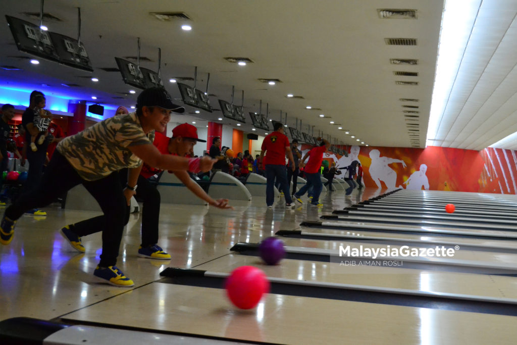 Para peserta kejohanan bowling membuat balingan pada Kejohanan Bowling Jemputan Pertubuhan Nadi Sihat di Ampang Super Bowl, Ampang. foto ADIB AIMAN ROSLI, 19 FEBRUARI 2017
