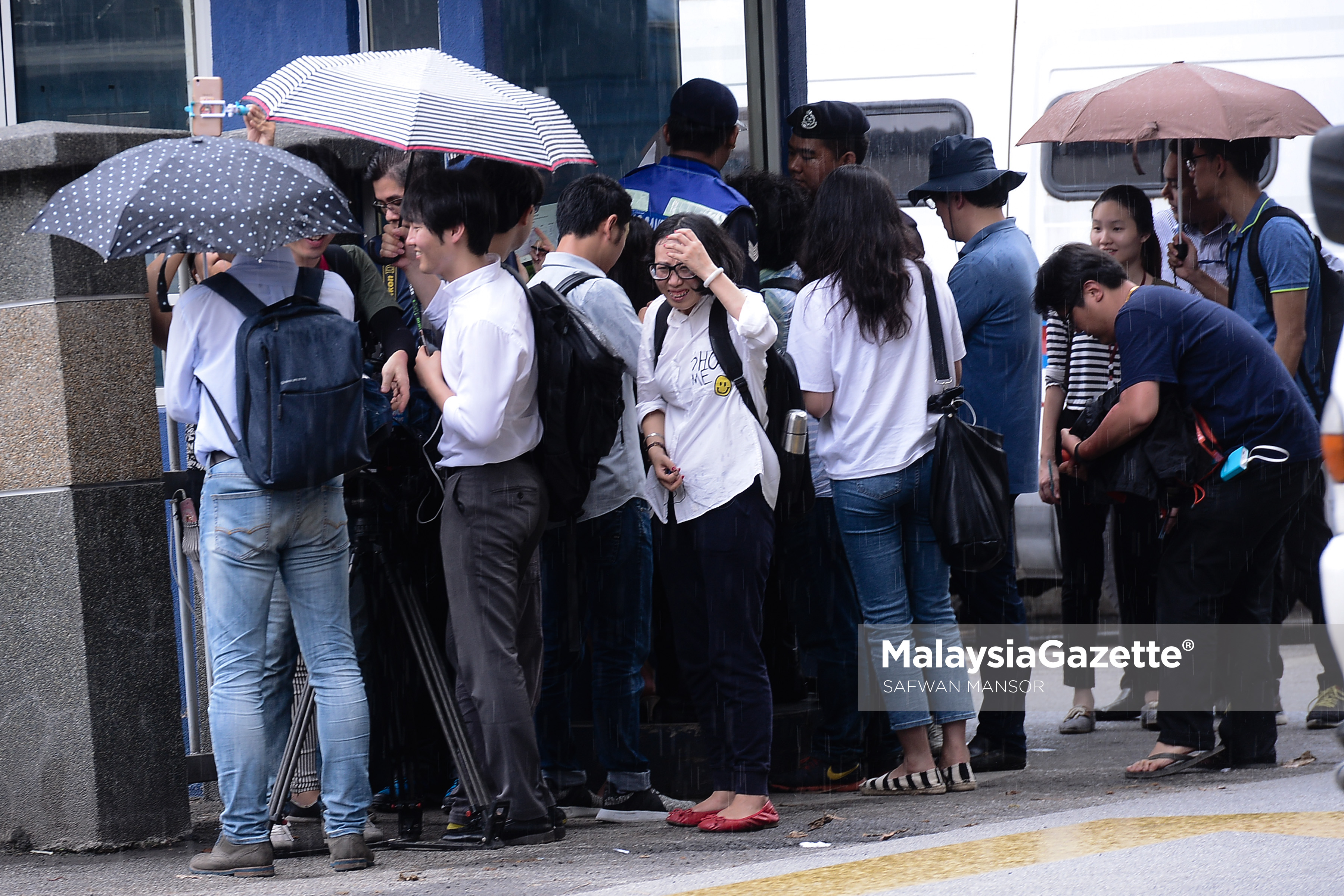 Para wartawan media tempatan dan asing tidak menghiraukan hujan yang turun semata-mata untuk mendaftar masuk ke sidang media khas pemeriksaan bedah siasat ke atas lelaki Korea Utara yang dipercayai Kim Jong Nam yang terbunuh di KLIA2 baru-baru ini oleh Ketua Pengarah Kesihatan Malaysia, Datuk Dr. Noor Hisham Abdullah di Hospital Kuala Lumpur. foto SAFWAN MANSOR, 21 FEBRUARI 2017