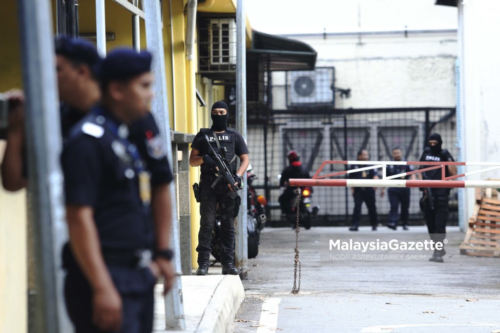 Kelihatan sepasukan anggota Pasukan Petugas Khas Jenayah Terancang (STAFOC) Bukit Aman yang lengkap bersenjata mengawal setiap penjuru pintu masuk Institut Perubatan Forensik Negara (IPFK) berikutan kes kematian Kim Jong-Nam, abang tiri kepada pemimpin Korea Utara yang mati dibunuh di KLI2, Hospital Kuala Lumpur. foto NOOR ASREKUZAIREY SALIM, 21 FEBRUARI 2017.