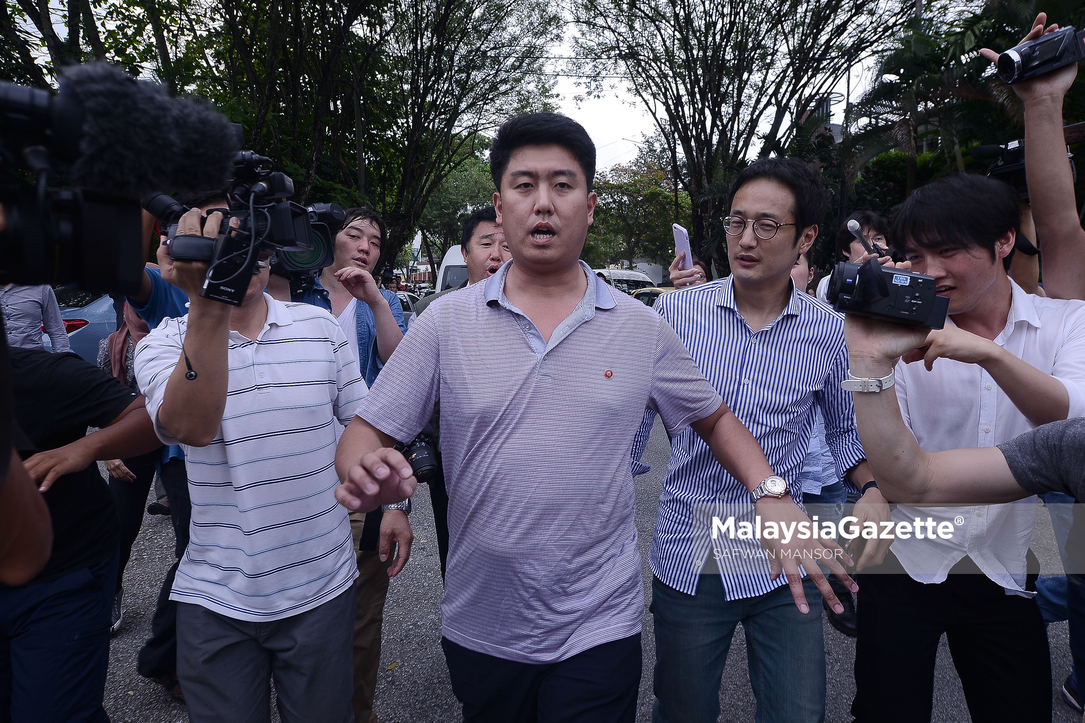 Seorang indvidu dipercayai kakitangan Kedutaan Korea Utara (tengah) dikelilingi wartawan sebaik dilihat keluar dari kedutaan tersebut di Bukit Damansara, Kuala Lumpur. foto SAFWAN MANSOR, 22 FEBRUARI 2017