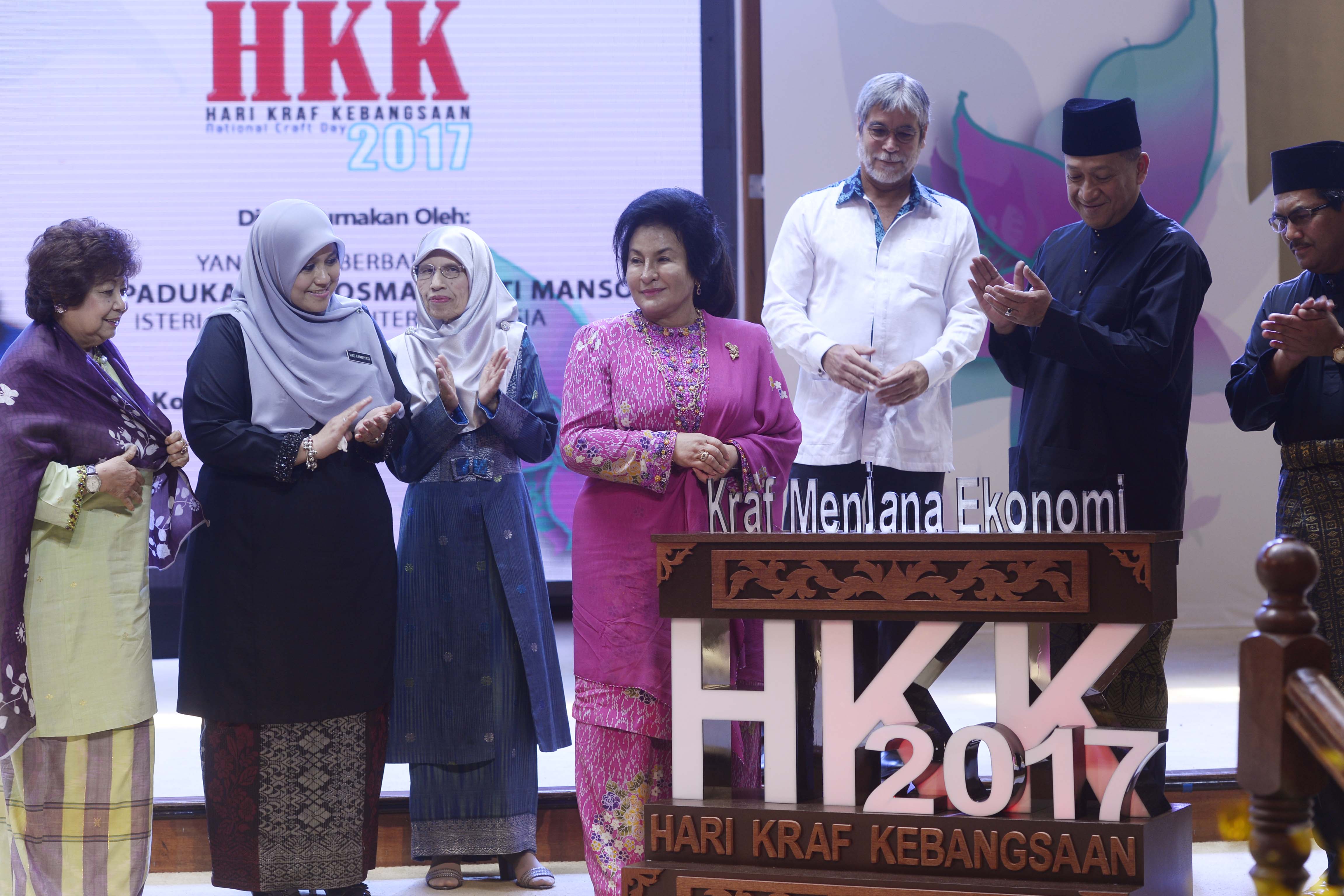 Isteri Perdana Menteri, Datin Seri Rosmah Mansor merasmikan Hari Kraf Kebangsaan 2017 turut hadir Menteri Pelancongan dan Kebudayaan, Datuk Seri Mohamed Nazri Abdul Aziz (dua kanan) di Kompleks Kraf Jalan Conlay, Kuala Lumpur. foto NOOR ASREKUZAIREY SALIM, 23 FEBRUARI 2017.