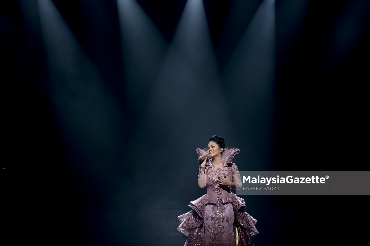 Penyanyi Indonesia, Krisdayanti semasa membuat persembahan pada konsert Romansa Krisdayanti di Istana Budaya, Kuala Lumpur. foto FAREEZ FADZIL, 24 FEBRUARI 2017