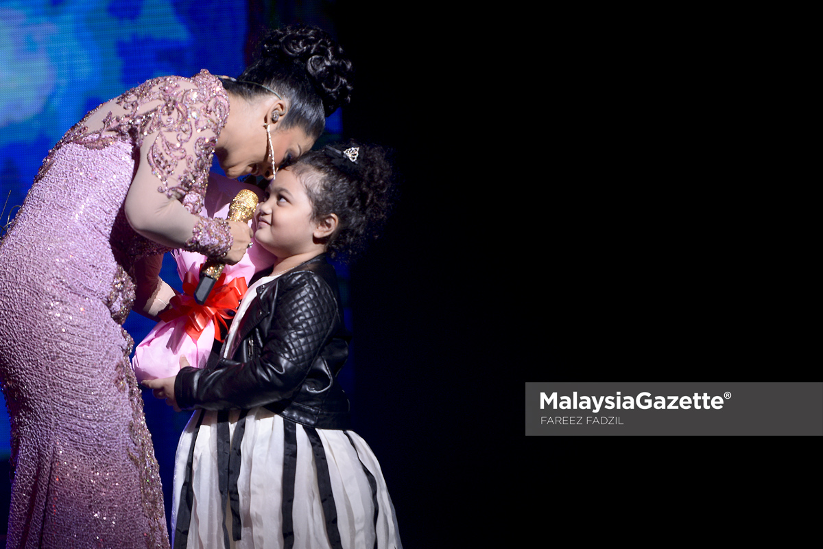 Penyanyi Indonesia, Krisdayanti diberikan bunga dari oleh anaknya, Ariannha Amora Lemos (kanan) semasa membuat persembahan pada konsert Romansa Krisdayanti di Istana Budaya, Kuala Lumpur. foto FAREEZ FADZIL, 24 FEBRUARI 2017