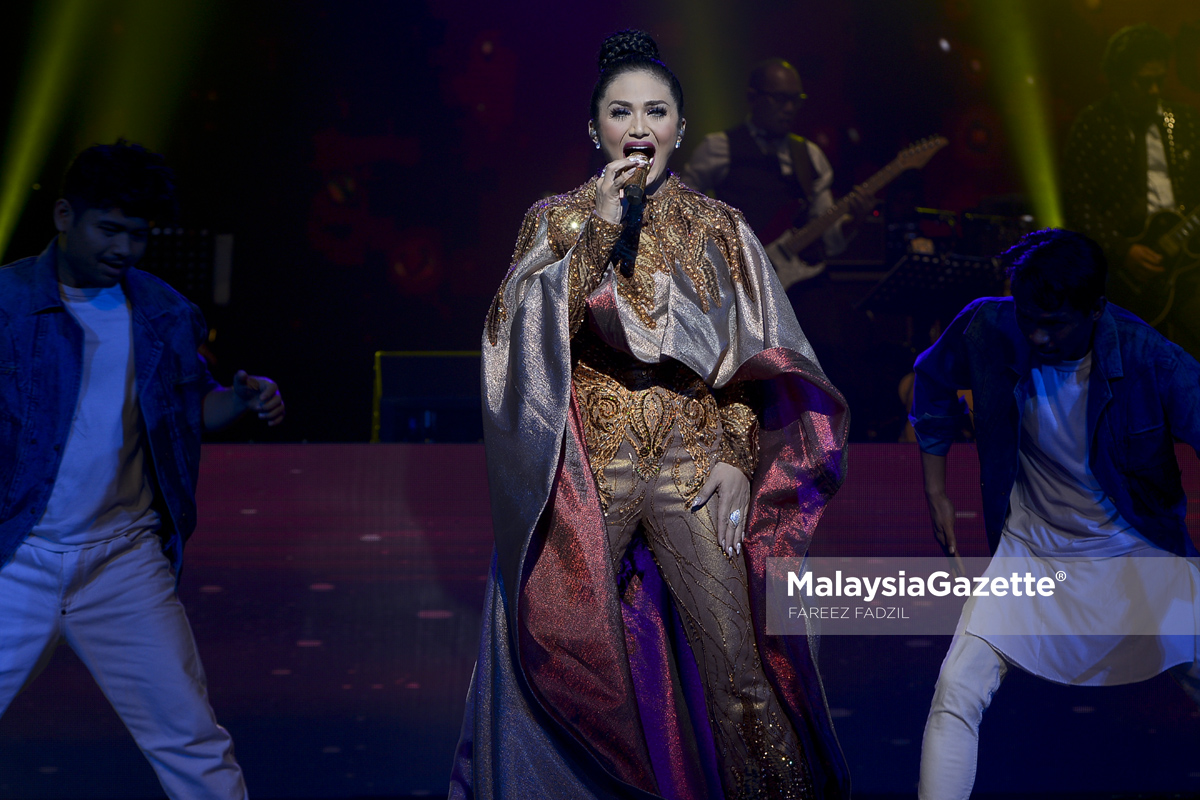 Penyanyi Indonesia, Krisdayanti semasa membuat persembahan pada konsert Romansa Krisdayanti di Istana Budaya, Kuala Lumpur. foto FAREEZ FADZIL, 24 FEBRUARI 2017