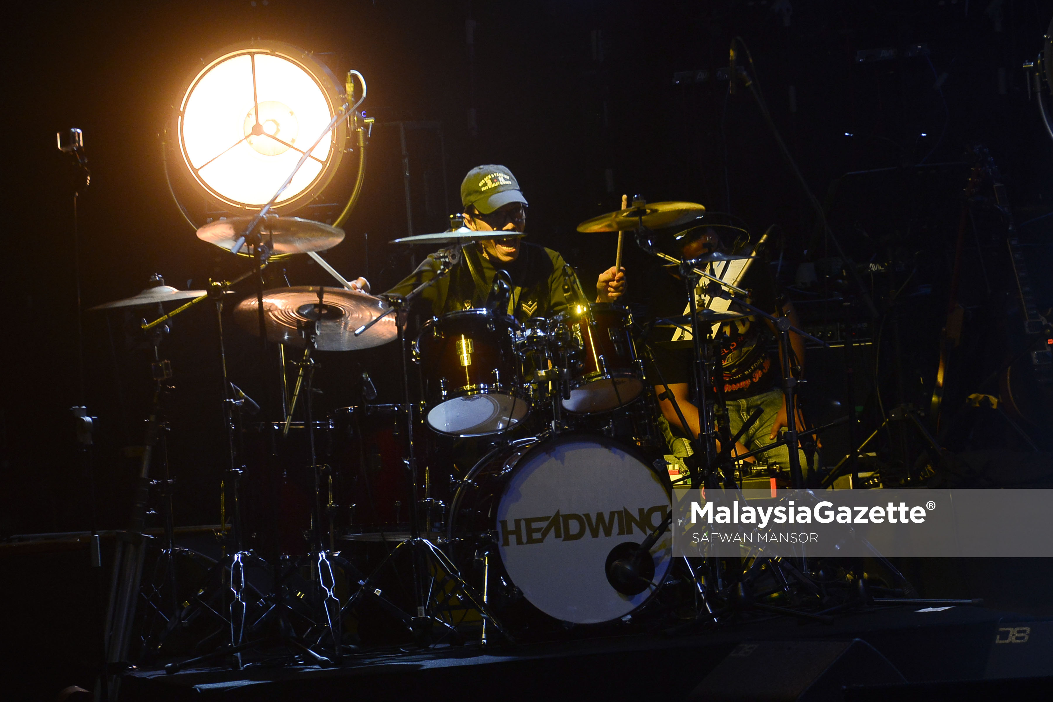 Meskipun sudah berusia pertengahan 50an, Drummer Kumpulan Headwind, Razak masih mampu mempamerkan persembahan bertenaga pada Konsert The Musical Journey of Zainal Abidin sempena ulang tahun ke 35 Kumpulan Headwind di Dewan Plenary, Pusat Konvensyen Kuala Lumpur. foto SAFWAN MANSOR, 25 FEBRUARI 2017