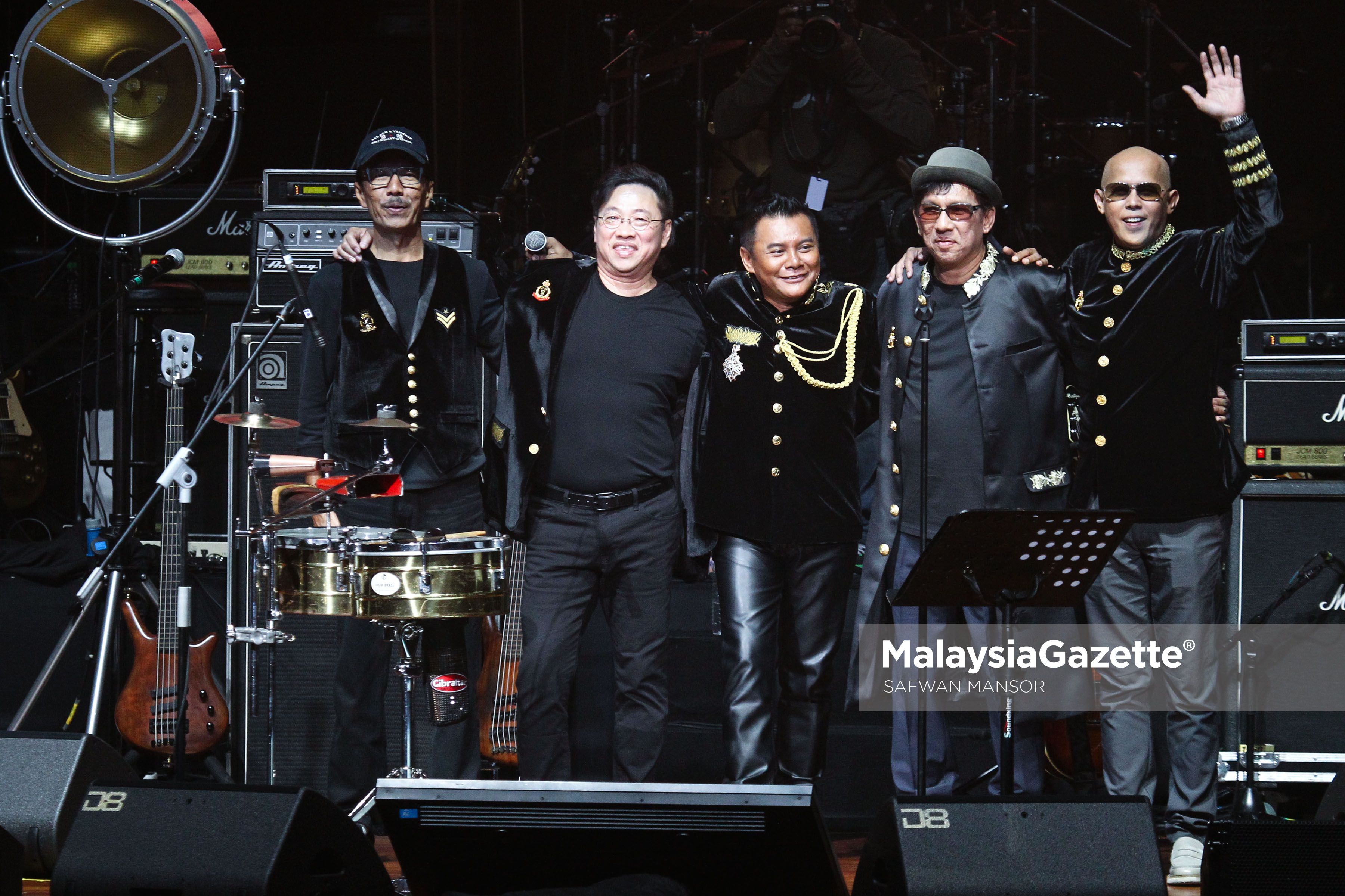 Kumpulan Headwind, (dari kiri) Razak (Drummer), Nicky (Bassis), Zainal Abidin (Penyanyi), Zulkif (Gitaris) dan Kudin (Keyboard) pada Konsert The Musical Journey of Zainal Abidin sempena ulang tahun ke 35 Kumpulan Headwind di Dewan Plenary, Pusat Konvensyen Kuala Lumpur. foto SAFWAN MANSOR, 25 FEBRUARI 2017