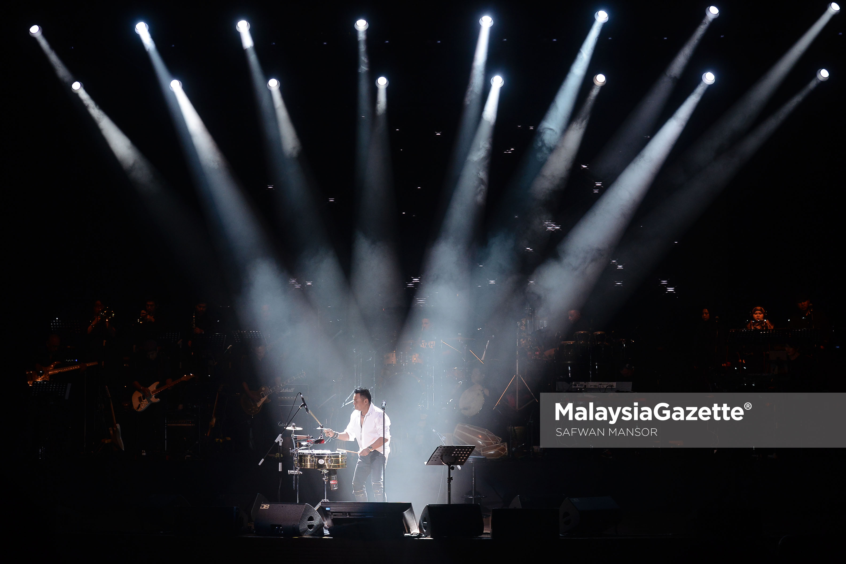 Penyanyi, Zainal Abidin turut mempamer kemahiran bermain alat muzik ketika segmen solo pada Konsert The Musical Journey of Zainal Abidin sempena ulang tahun ke 35 Kumpulan Headwind di Dewan Plenary, Pusat Konvensyen Kuala Lumpur. foto SAFWAN MANSOR, 25 FEBRUARI 2017