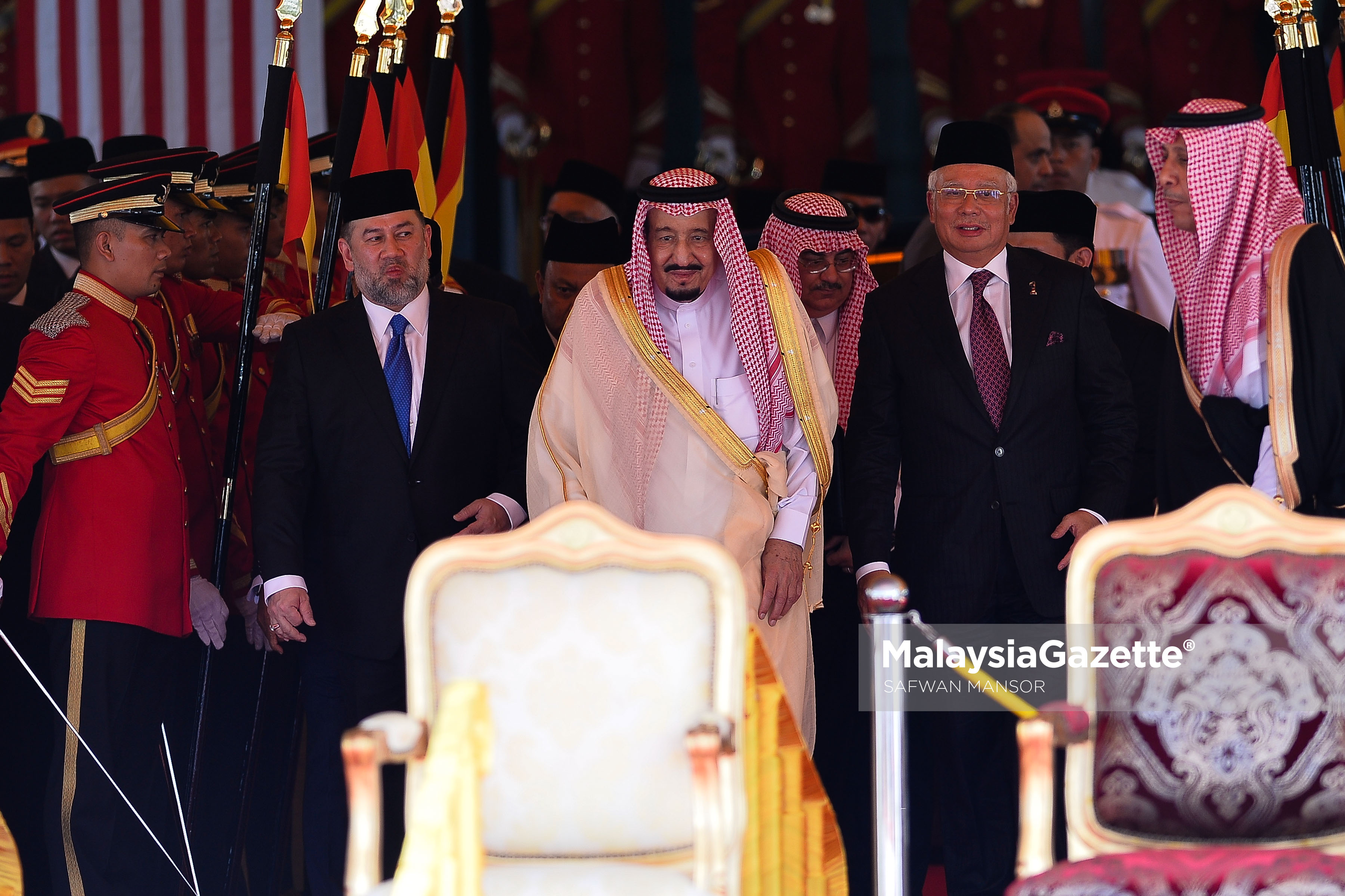 Yang di-Pertuan Agong, Sultan Muhammad V (kiri) berkenan mengiringi Raja Arab Saudi, Raja Salman AbdulAziz Al Saud (tengah) turut serta Perdana Menteri, Datuk Seri Najib Tun Razak (kanan) ketika hadir sempena kunjungan rasmi ke Malaysia di Dataran Parlimen, Kuala Lumpur. foto SAFWAN MANSOR, 26 FEBRUARI 2017