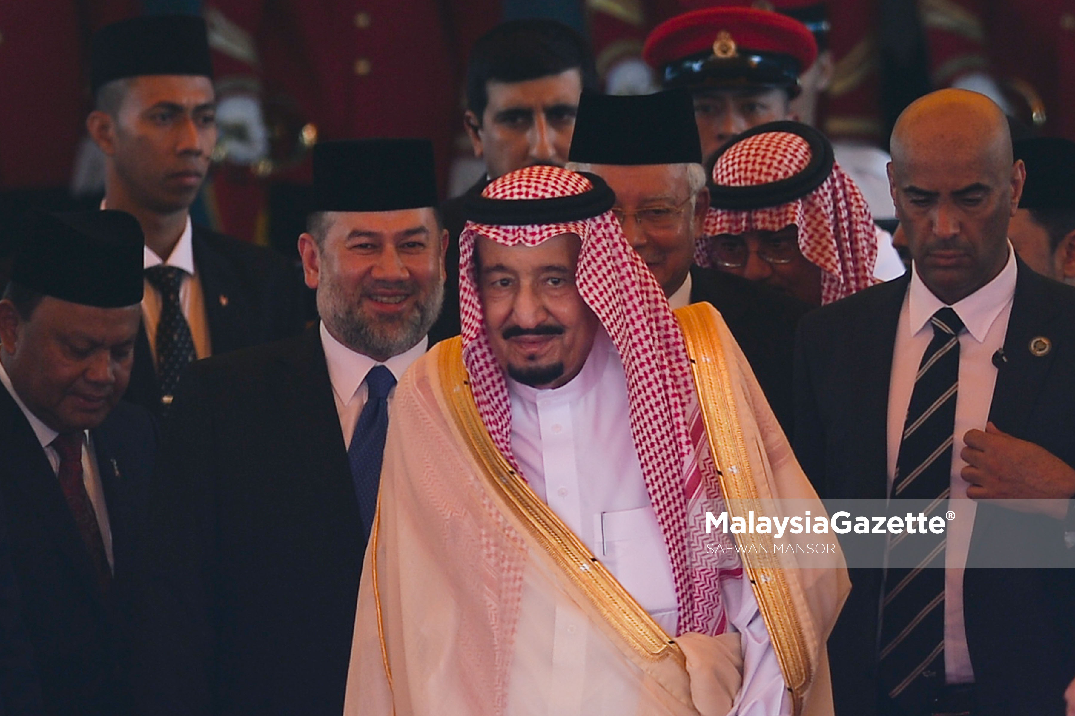 Yang di-Pertuan Agong, Sultan Muhammad V (kiri) berkenan mengiringi Raja Arab Saudi, Raja Salman Abdulaziz Al Saud (tengah) sempena kujungan rasmi beliau ke Malaysia turut serta Perdana Menteri, Datuk Seri Najib Tun Razak (kanan) di Dataran Parlimen Malaysia, Kuala Lumpur . foto SAFWAN MANSOR, 26 FEBRUARI 2017