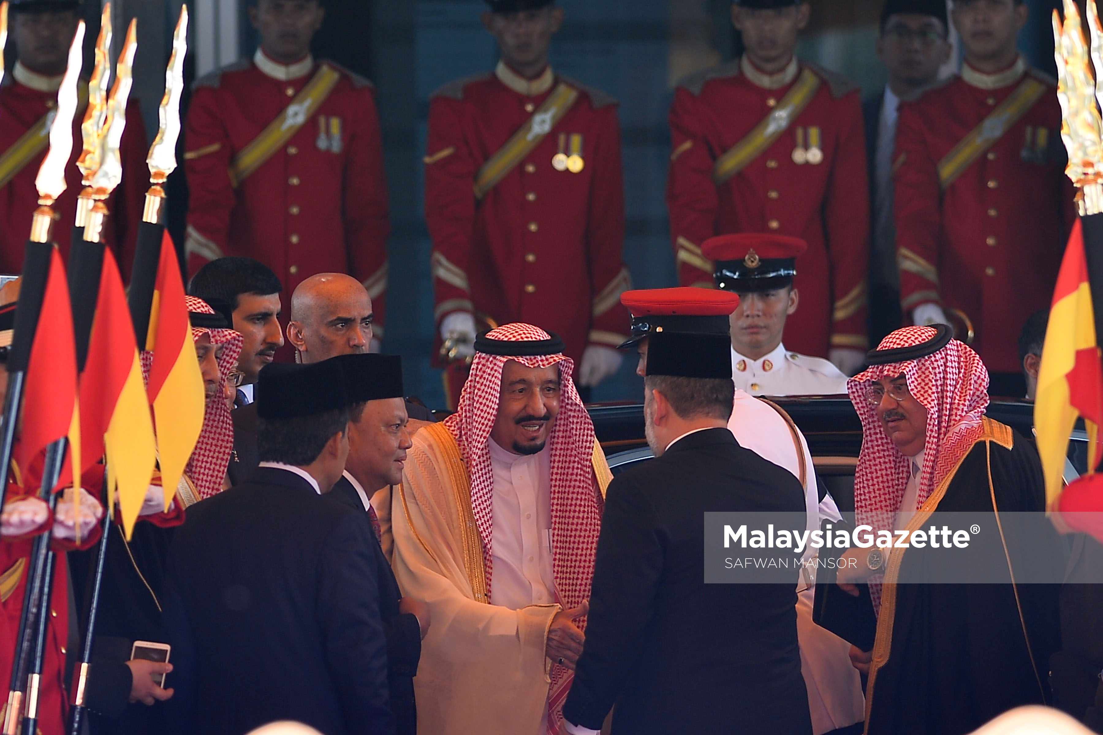 Yang di-Pertuan Agong, Sultan Muhammad V (kiri) berkenan menyambut Raja Arab Saudi, Raja Salman Abdulaziz Al Saud (tengah) sempena kujungan rasmi beliau ke Malaysia di Dataran Parlimen Malaysia, Kuala Lumpur . foto SAFWAN MANSOR, 26 FEBRUARI 2017